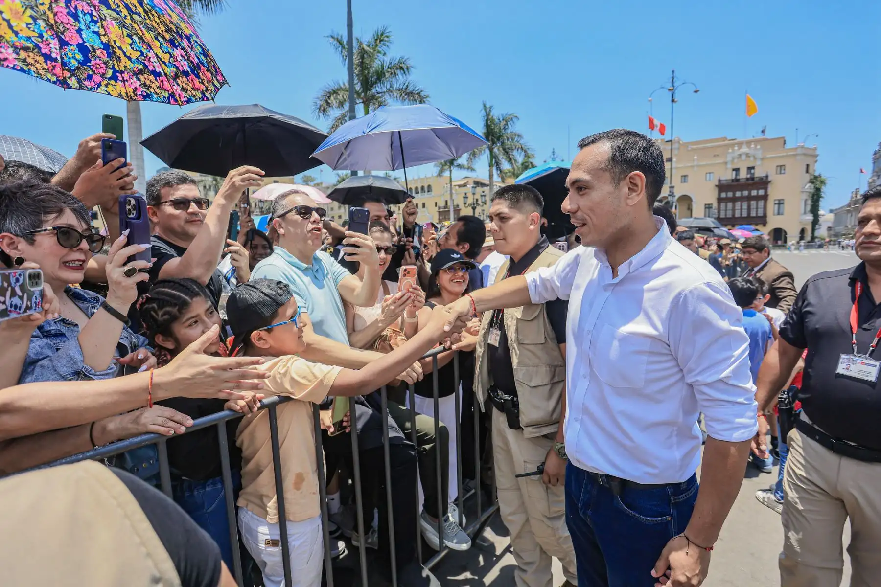 Al mediodía y bajo la mirada de cientos de asistentes, el presidente de la república, José Jerí, acompañado por alcaldes de la región Puno, participó en la ceremonia castrense de cambio de guardia en el patio de honor de Palacio de Gobierno. Foto: ANDINA/Prensa Presidencia
