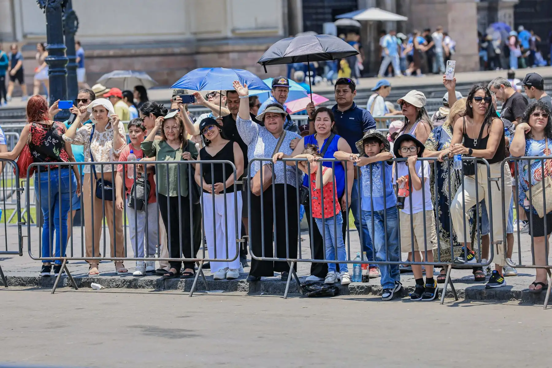 Al mediodía y bajo la mirada de cientos de asistentes, el presidente de la república, José Jerí, acompañado por alcaldes de la región Puno, participó en la ceremonia castrense de cambio de guardia en el patio de honor de Palacio de Gobierno. Foto: ANDINA/Prensa Presidencia