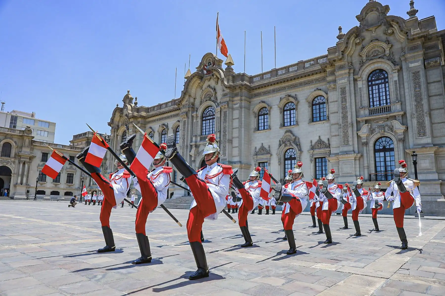 Al mediodía y bajo la mirada de cientos de asistentes, el presidente de la república, José Jerí, acompañado por alcaldes de la región Puno, participó en la ceremonia castrense de cambio de guardia en el patio de honor de Palacio de Gobierno. Foto: ANDINA/Prensa Presidencia