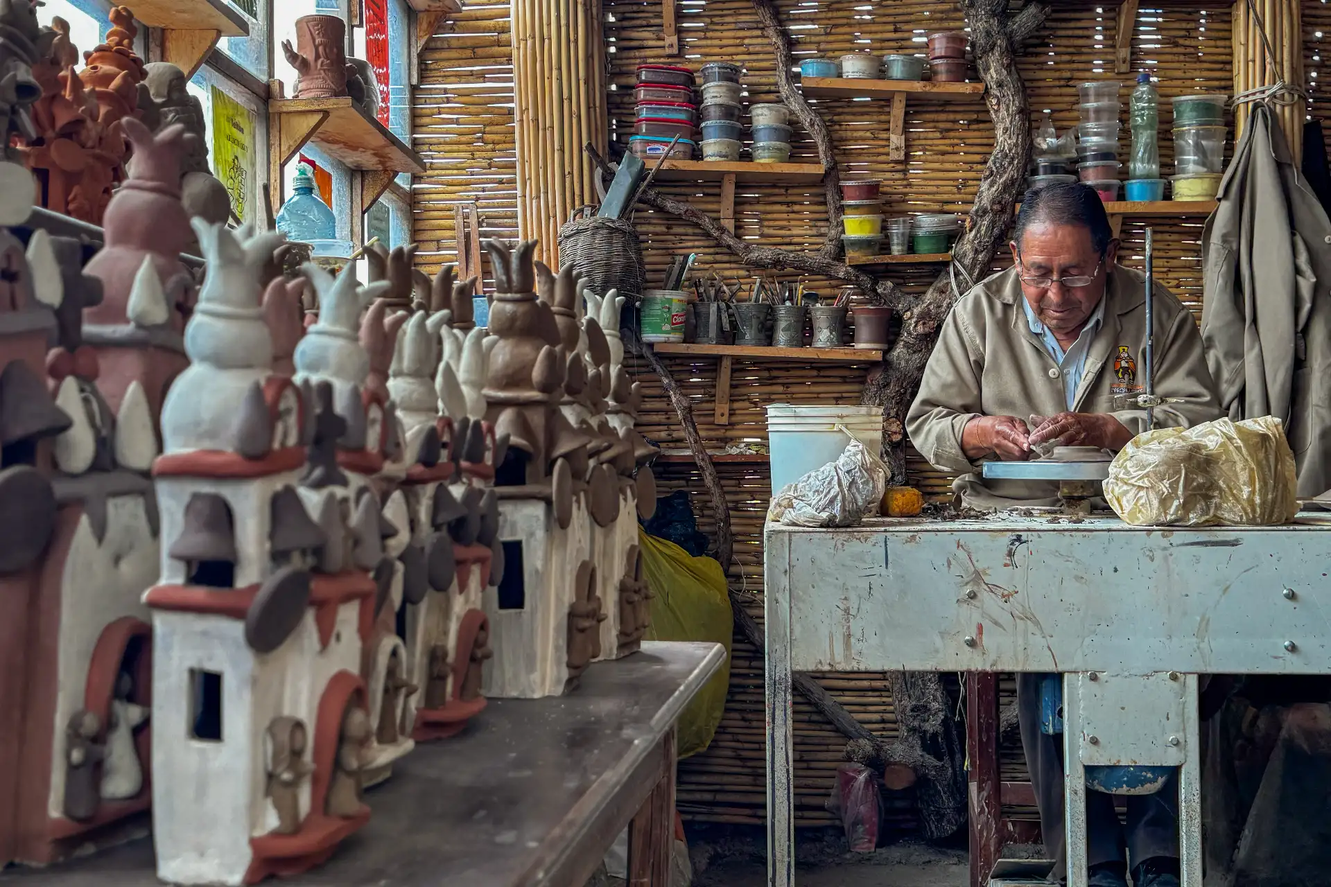 El gran maestro Alejandro Límaco Soto es un "sabio" de la cerámica con más de 60 años de trayectoria es pieza clave de una de las familias con mayor tradición artística en la región. Foto: ANDINA/Ricardo Cuba