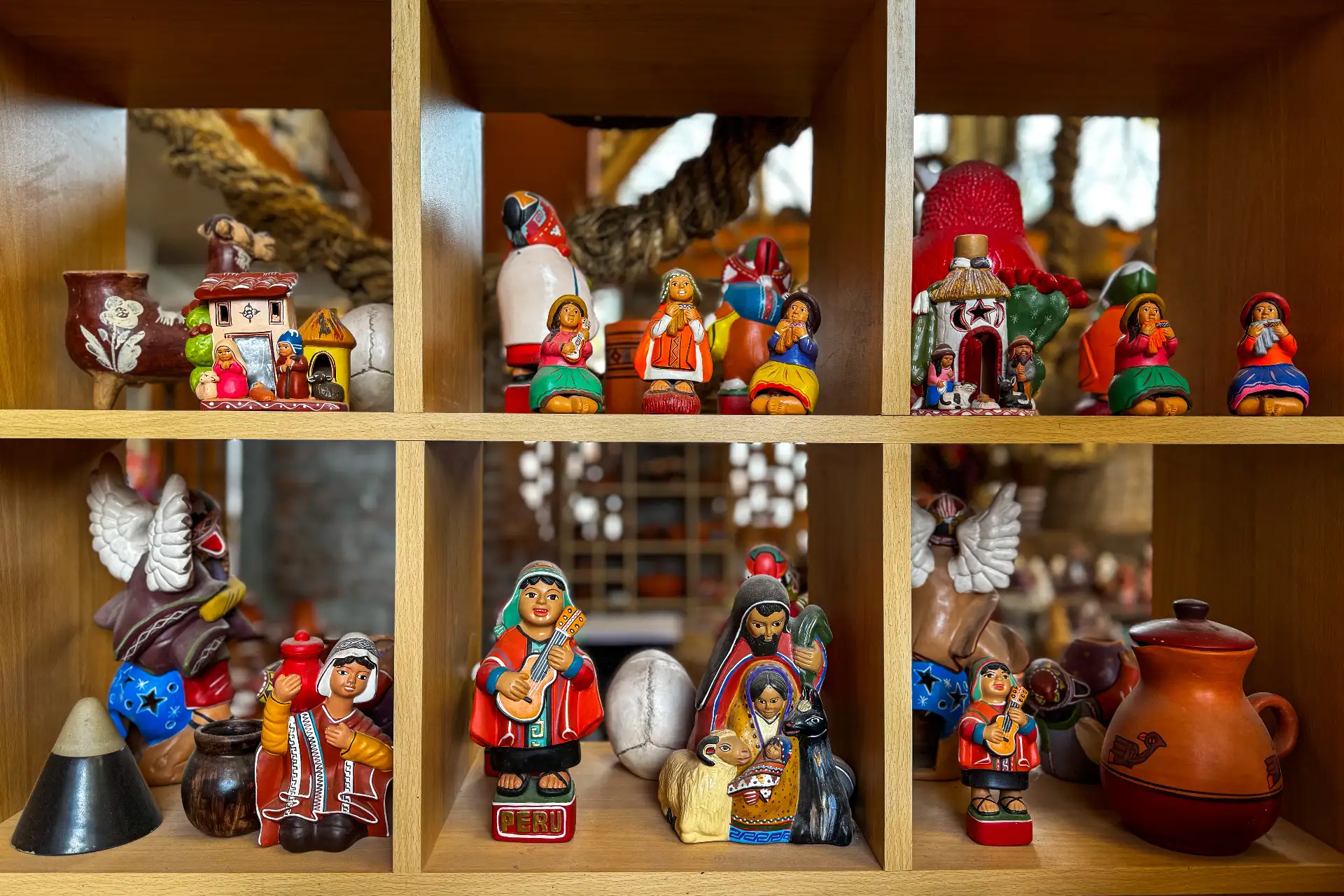 Elaborada con arcilla local (llinco), destaca por sus toritos de techo,  iglesias en miniatura y figuras costumbristas que representan la vida cotidiana y creencias andinas.  Foto: ANDINA/Ricardo Cuba