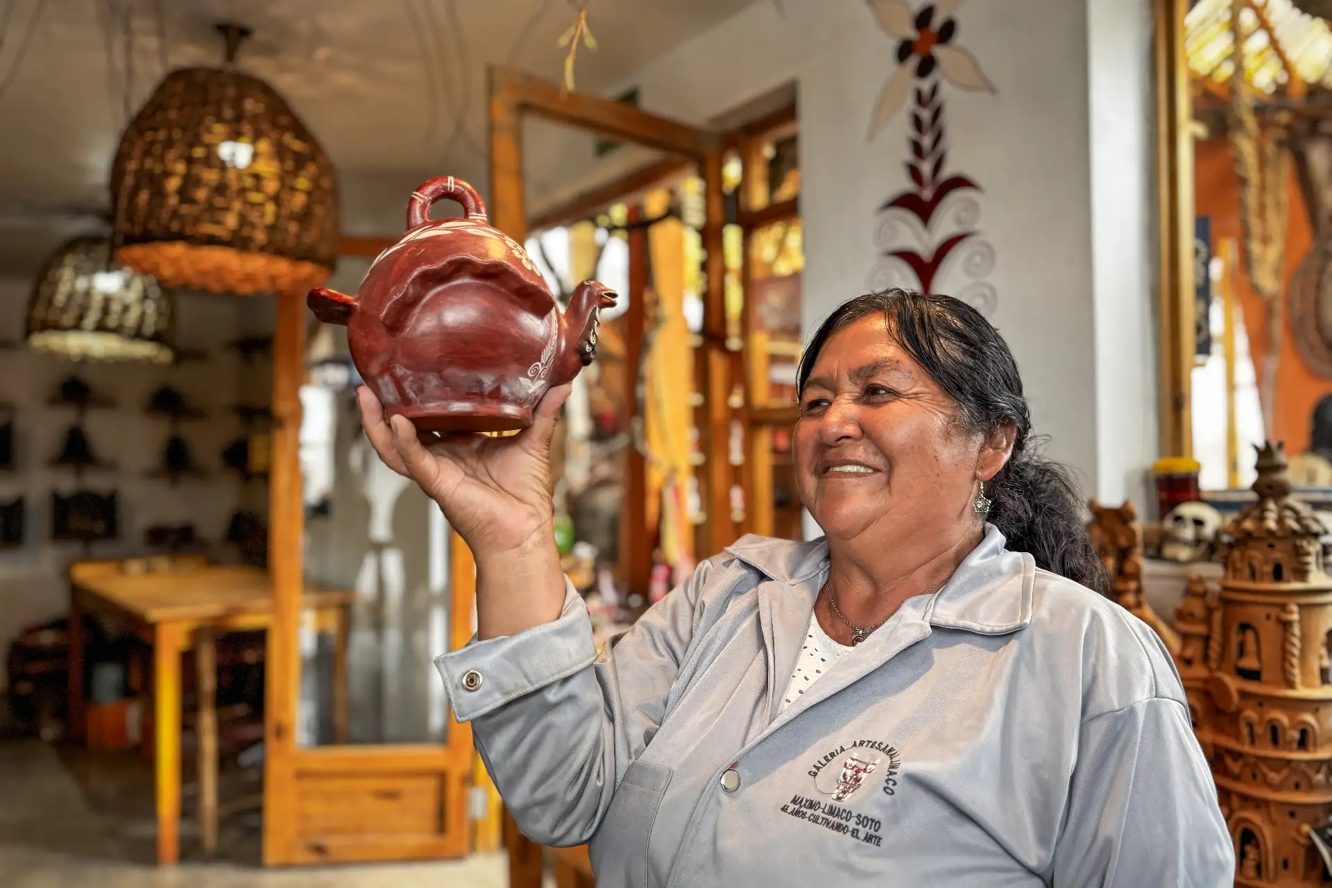La producción combina técnicas ancestrales con toques modernos, siendo un pilar de la identidad de Ayacucho, declarada Ciudad Creativa por la UNESCO.  Foto: ANDINA/Ricardo Cuba