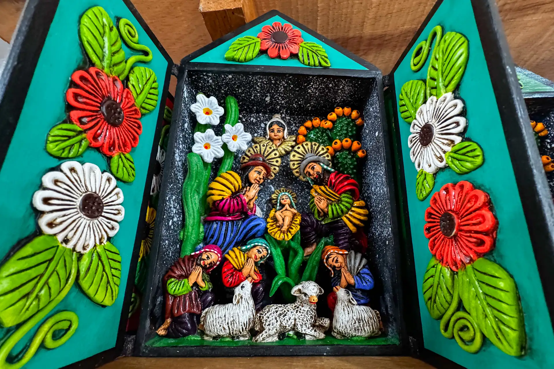 La cerámica de Quinua en Ayacucho, es una expresión artística tradicional reconocida como Patrimonio Cultural de la Nación (2019) por su valor identitario, su color ocre/blanco característico y sus diseños andinos. Foto: ANDINA/Ricardo Cuba