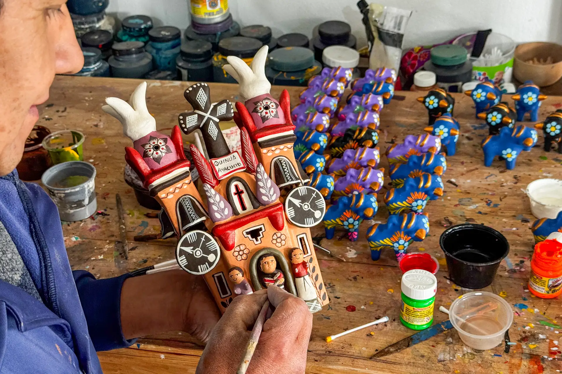 Juan Herrera es reconocido por ser un heredero de la tradición alfarera ayacuchana, pero con una visión moderna. Foto: ANDINA/Ricardo Cuba