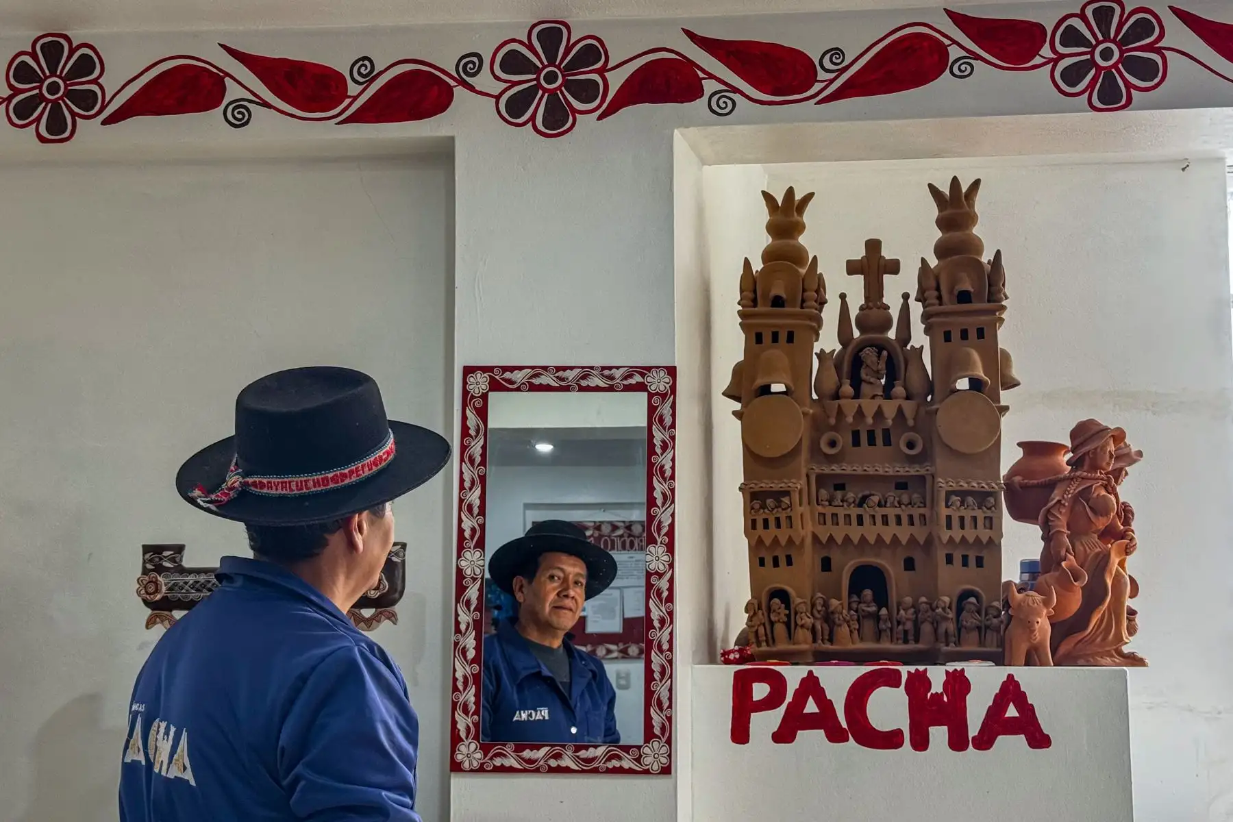 Juan Herrera, artesano ayacuchano dueño del taller y tienda, Pacha, no solo es un punto de venta, sino un espacio de resistencia cultural donde se mantiene viva la técnica ancestral con un toque de innovación artística. Foto: ANDINA/Ricardo Cuba