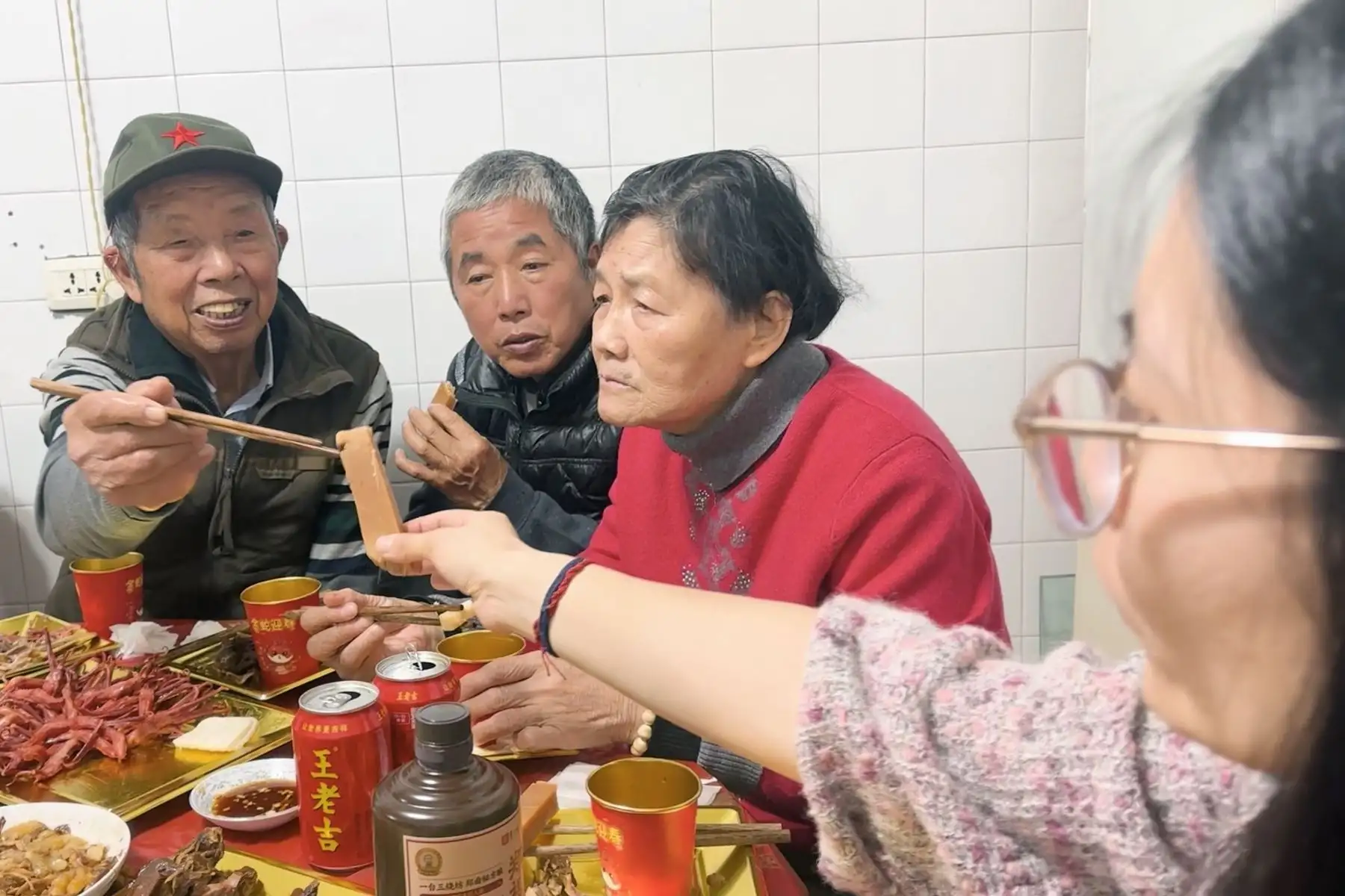 Una familia disfruta una comida en la ciudad china de Qingtian. Foto: EFE