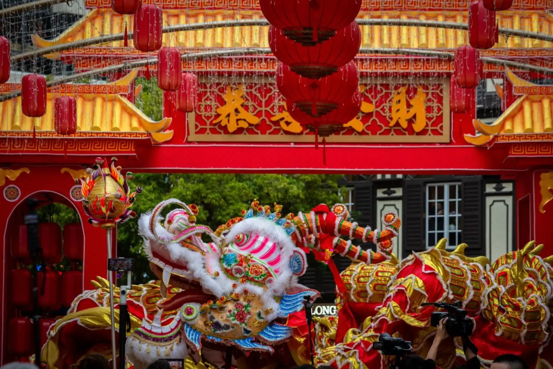 Los artistas participan en una danza del dragón de 238 metros de largo en la Plaza del Senado durante las celebraciones del primer día del Año Nuevo Lunar del Caballo en Macao. Foto: AFP