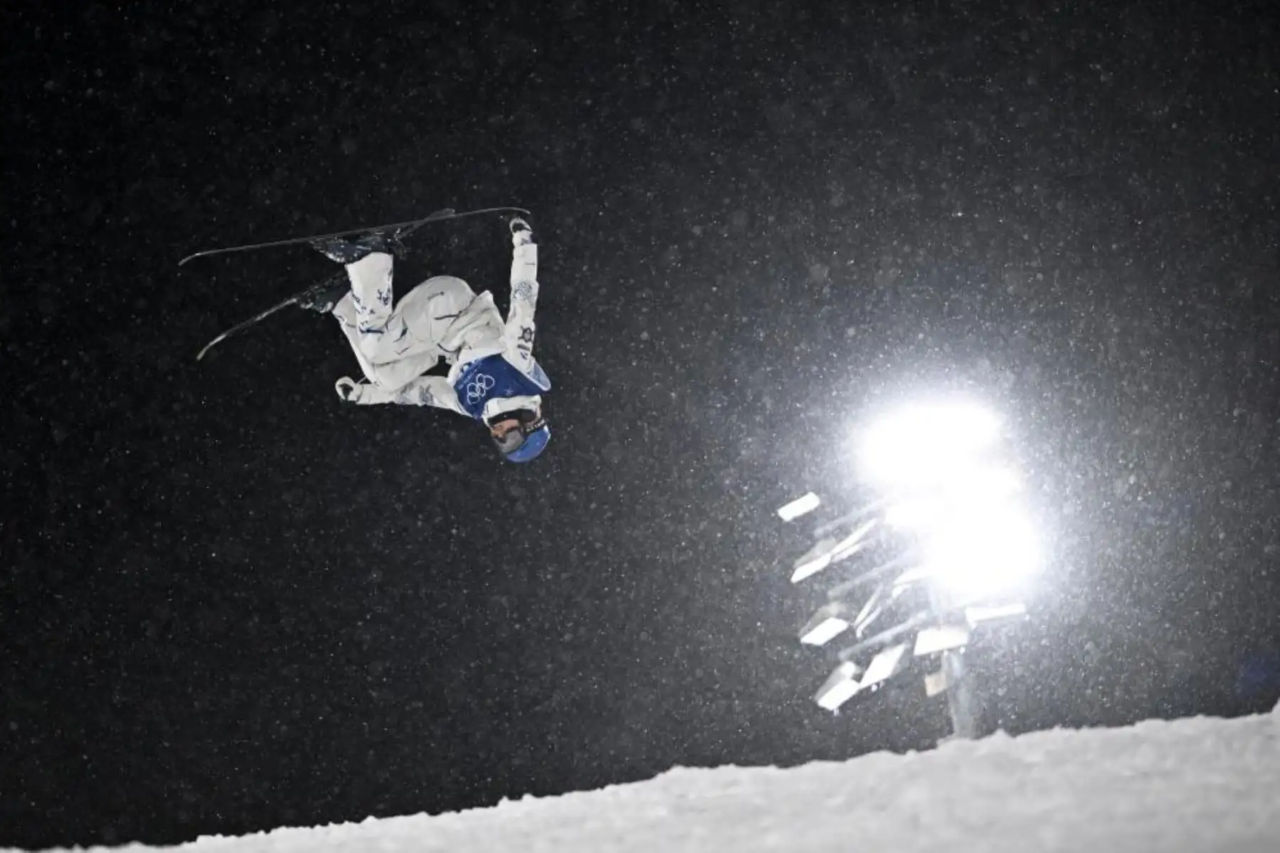Gu Ailing, de China, compite durante la final de Big Air femenino de esquí acrobático en los Juegos Olímpicos de Invierno Milán-Cortina 2026, en Livigno, Italia.
Foto: Xinhua/Xia Yifang