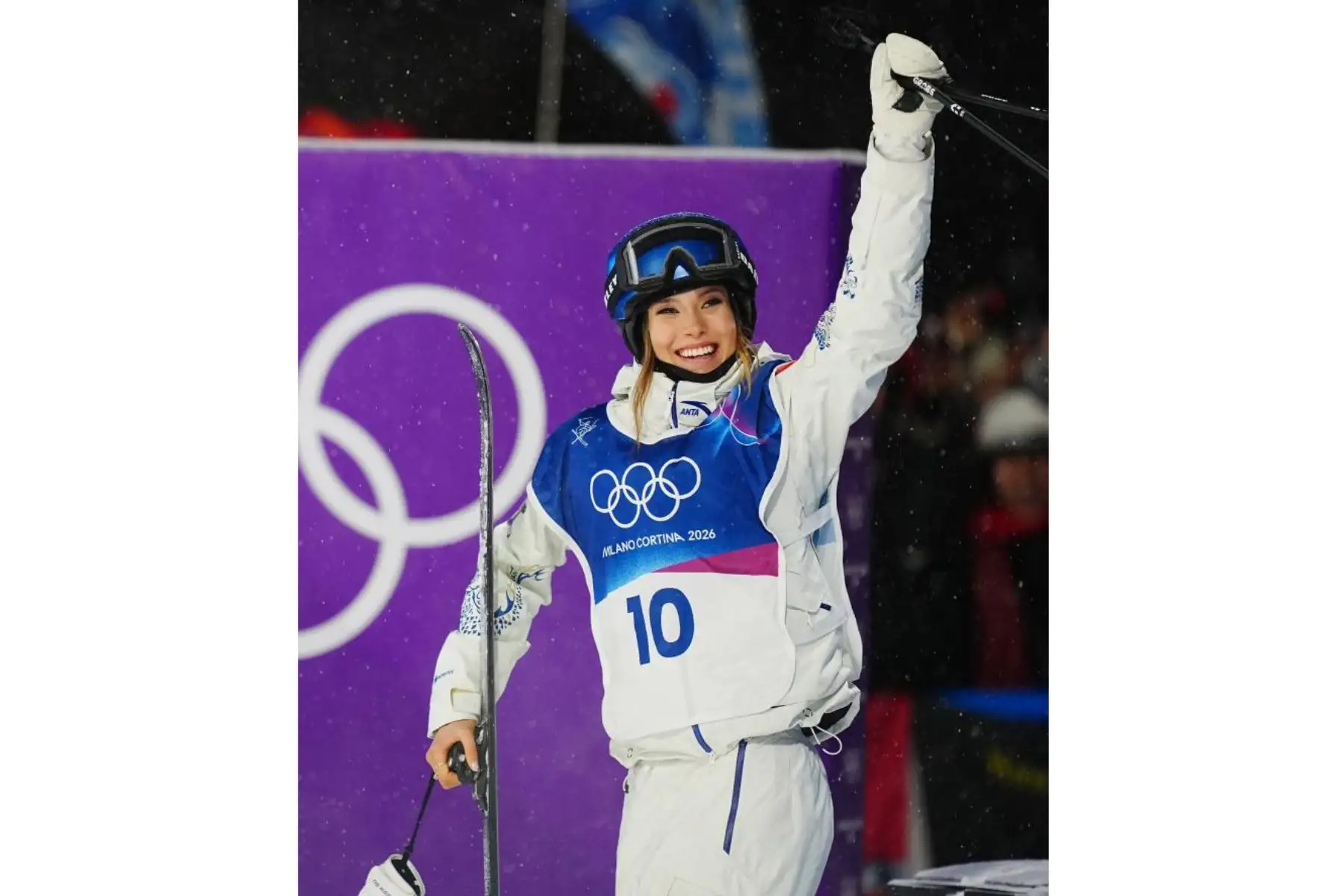Gu Ailing, de China, festeja durante la final de Big Air femenino de esquí acrobático en los Juegos Olímpicos de Invierno Milán-Cortina 2026, en Livigno, Italia.
Foto: Xinhua/Hu Chao