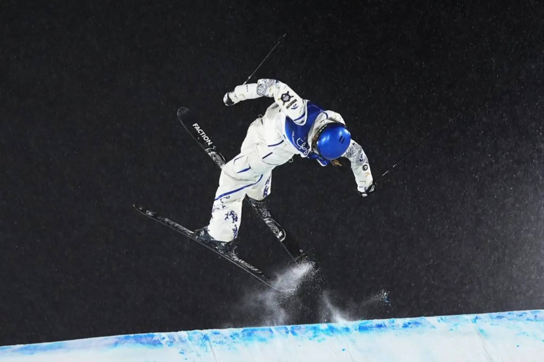 Gu Ailing, de China, compite durante la final de Big Air femenino de esquí acrobático en los Juegos Olímpicos de Invierno Milán-Cortina 2026, en Livigno, Italia.
Foto: Xinhua/Wu Huiwo