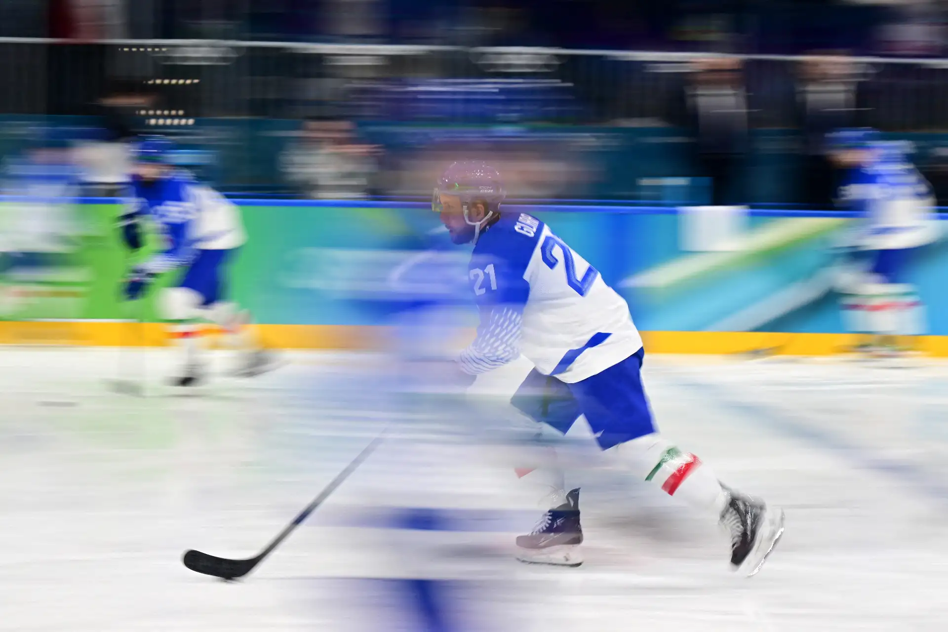 El número 21 de Italia, Daniel Glira, calienta antes del partido de clasificación de hockey sobre hielo entre Suiza e Italia durante los Juegos Olímpicos de Invierno Milano Cortina 2026 en el Milano Rho Ice Hockey Arena en Milán.
Foto: AFP