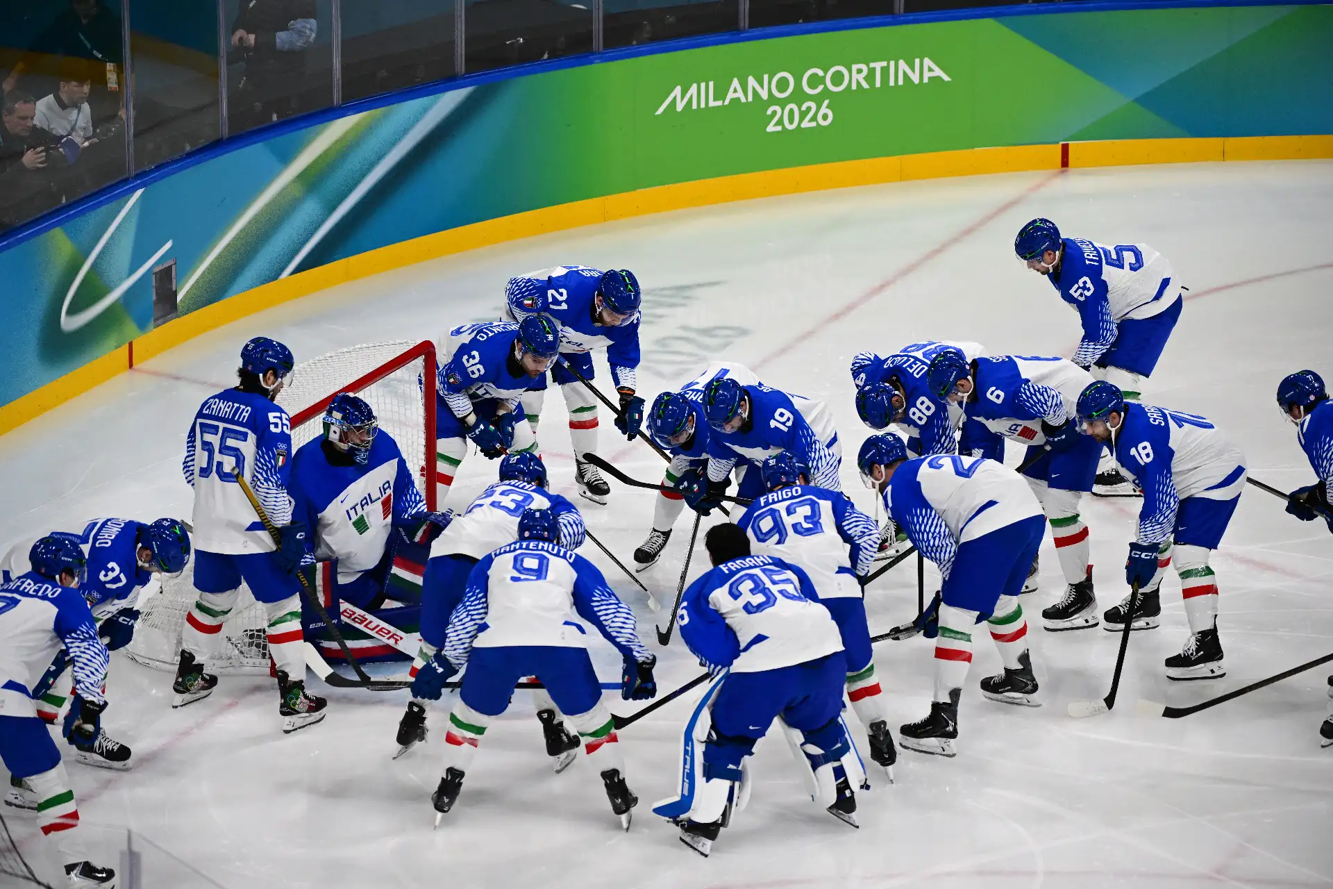 Los jugadores de Italia se reúnen antes del partido de clasificación de hockey sobre hielo entre Suiza e Italia durante los Juegos Olímpicos de Invierno Milano Cortina 2026 en el Milano Rho Ice Hockey Arena en Milán.
Foto: AFP