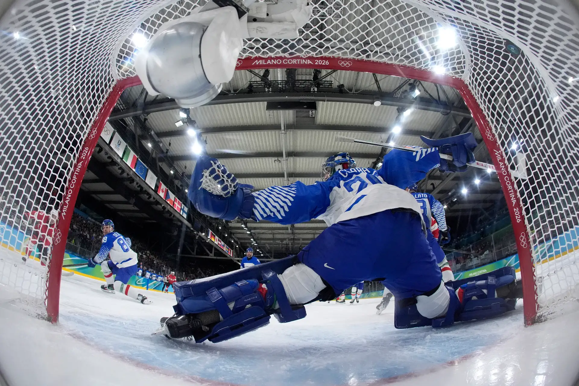El número 23 de Suiza, Philipp Kurashev , marca el primer gol de su equipo ante el número 20 de Italia, Damian Clara, durante el partido de clasificación de hockey sobre hielo entre Suiza e Italia durante los Juegos Olímpicos de Invierno Milano Cortina 2026 en el Milano Rho Ice Hockey Arena en Milán.
Foto: AFP