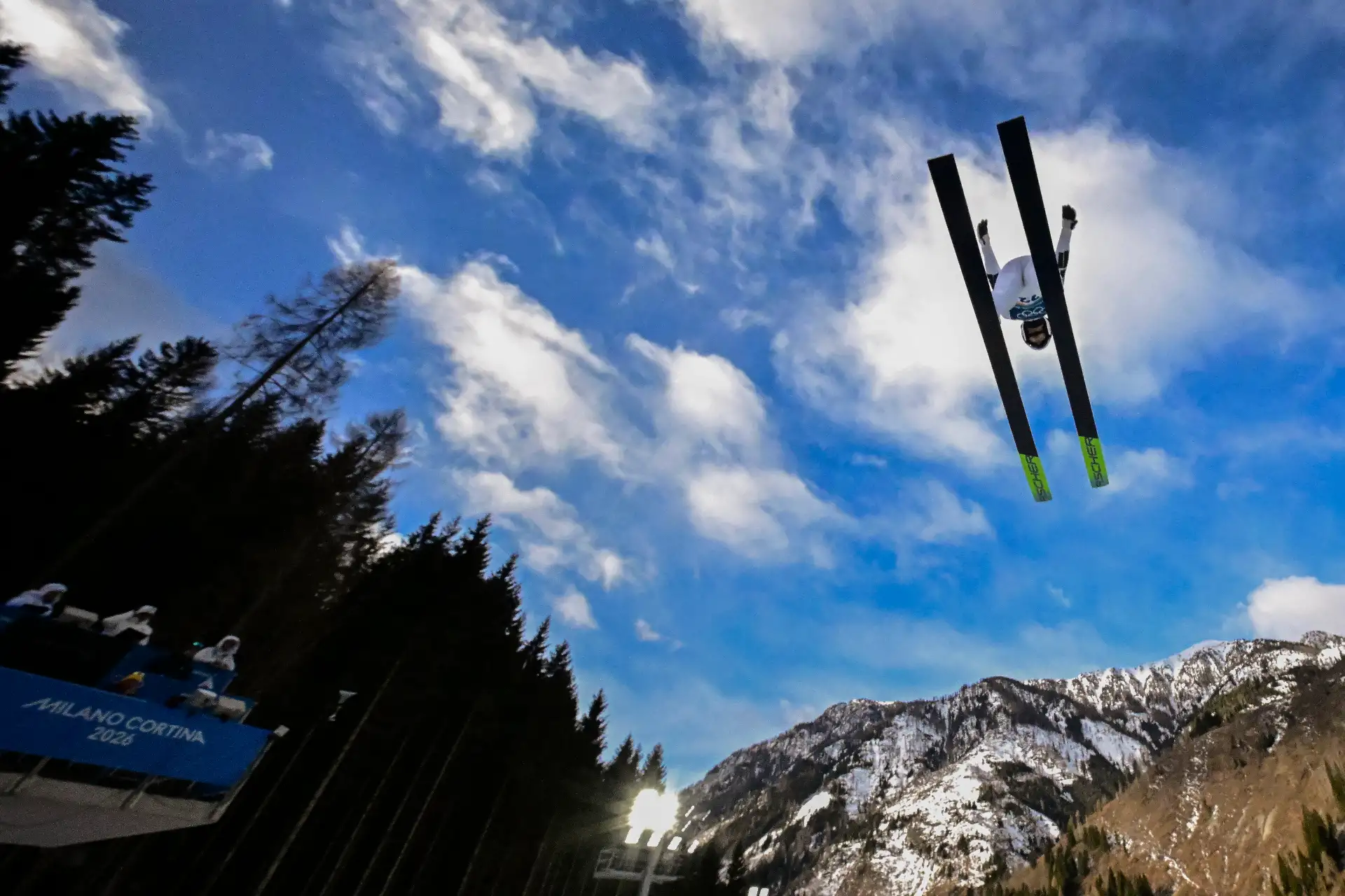El japonés Ryota Yamamoto compite en la prueba de salto de esquí combinado nórdico individual Gundersen de 10 km en el Estadio de Salto de Esquí Predazzo (Val di Fiemme) durante los Juegos Olímpicos de Invierno Milano Cortina.
Foto: AFP