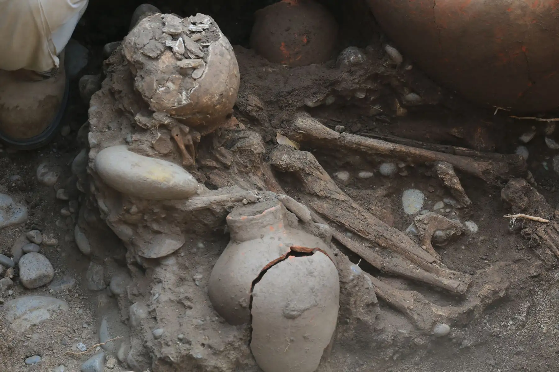 Restos pertenecientes a la cultura Blanco sobre Rojo fueron encontrados en la calle Los Robles, a una cuadra de la Huaca Huallamarca. Foto: ANDINA/ Héctor Vinces