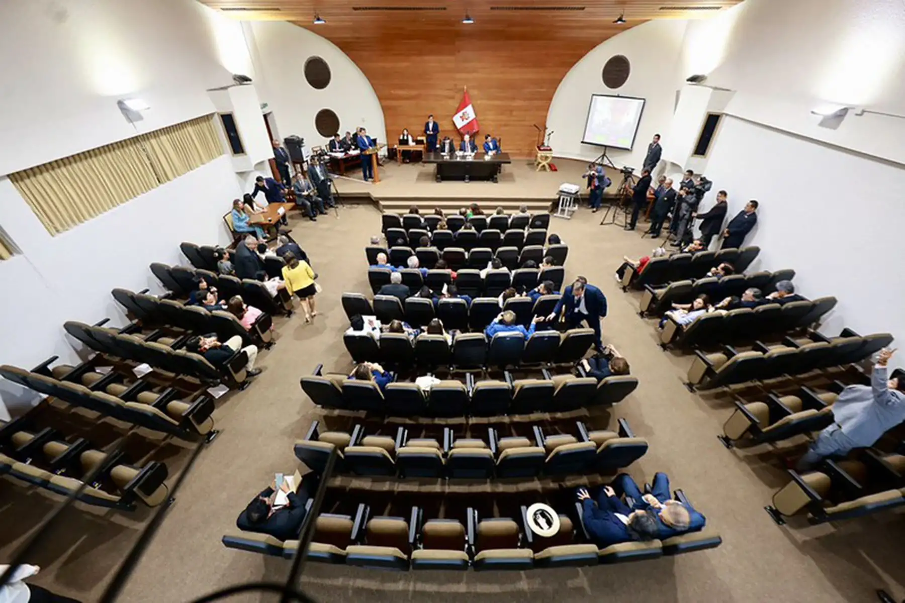 La sesión extraordinaria se desarrolla en el auditorio del edificio José Faustino Sánchez Carrión. Foto: Congreso Foto: Congreso
