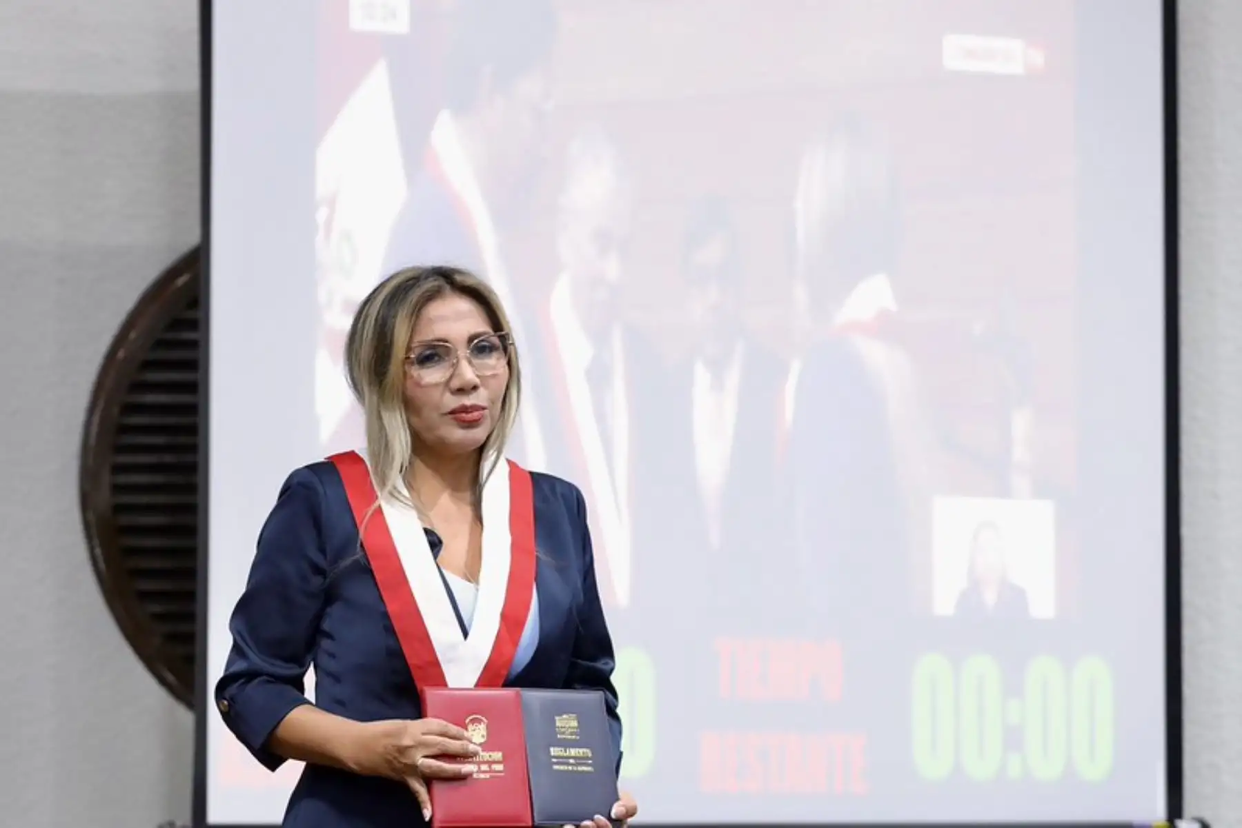 El presidente del Congreso (e), Fernando Rospigliosi, declaró formalmente incorporada como congresista de la república a Judith Laura Rojas, quien prestó juramento a dicho cargo esta mañana. Foto: Congreso