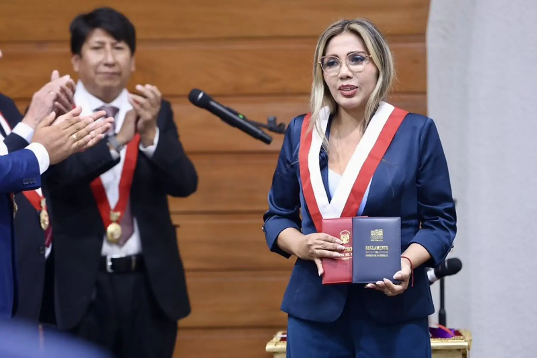 El presidente del Congreso (e), Fernando Rospigliosi, declaró formalmente incorporada como congresista de la república a Judith Laura Rojas, quien prestó juramento a dicho cargo esta mañana. Foto: Congreso