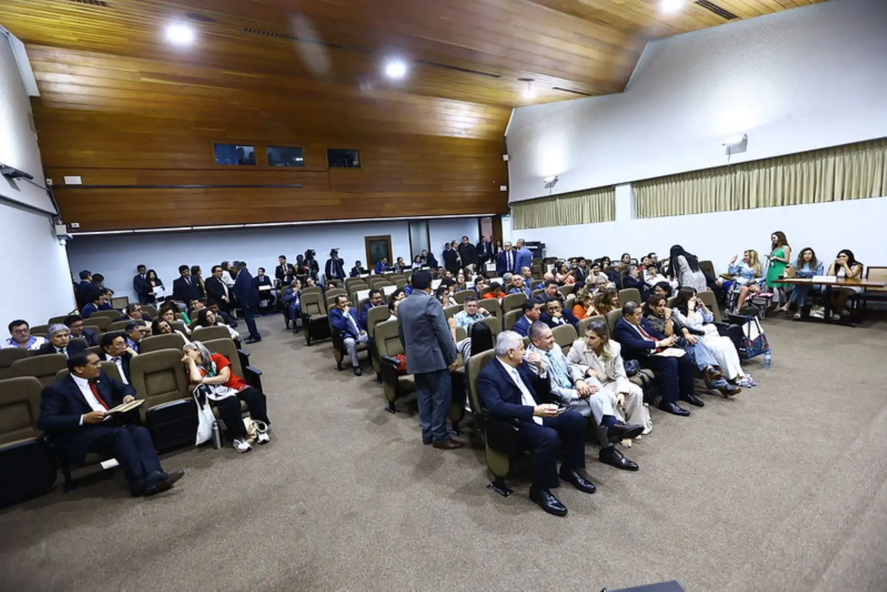 La sesión extraordinaria se desarrolla en el auditorio del edificio José Faustino Sánchez Carrión. Foto: Congreso