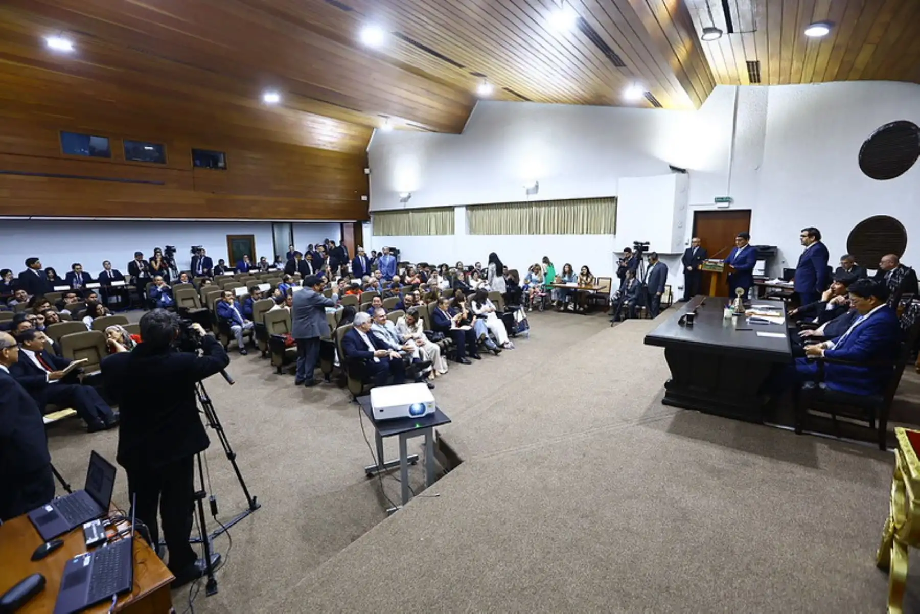 La sesión extraordinaria se desarrolla en el auditorio del edificio José Faustino Sánchez Carrión. Foto: Congreso