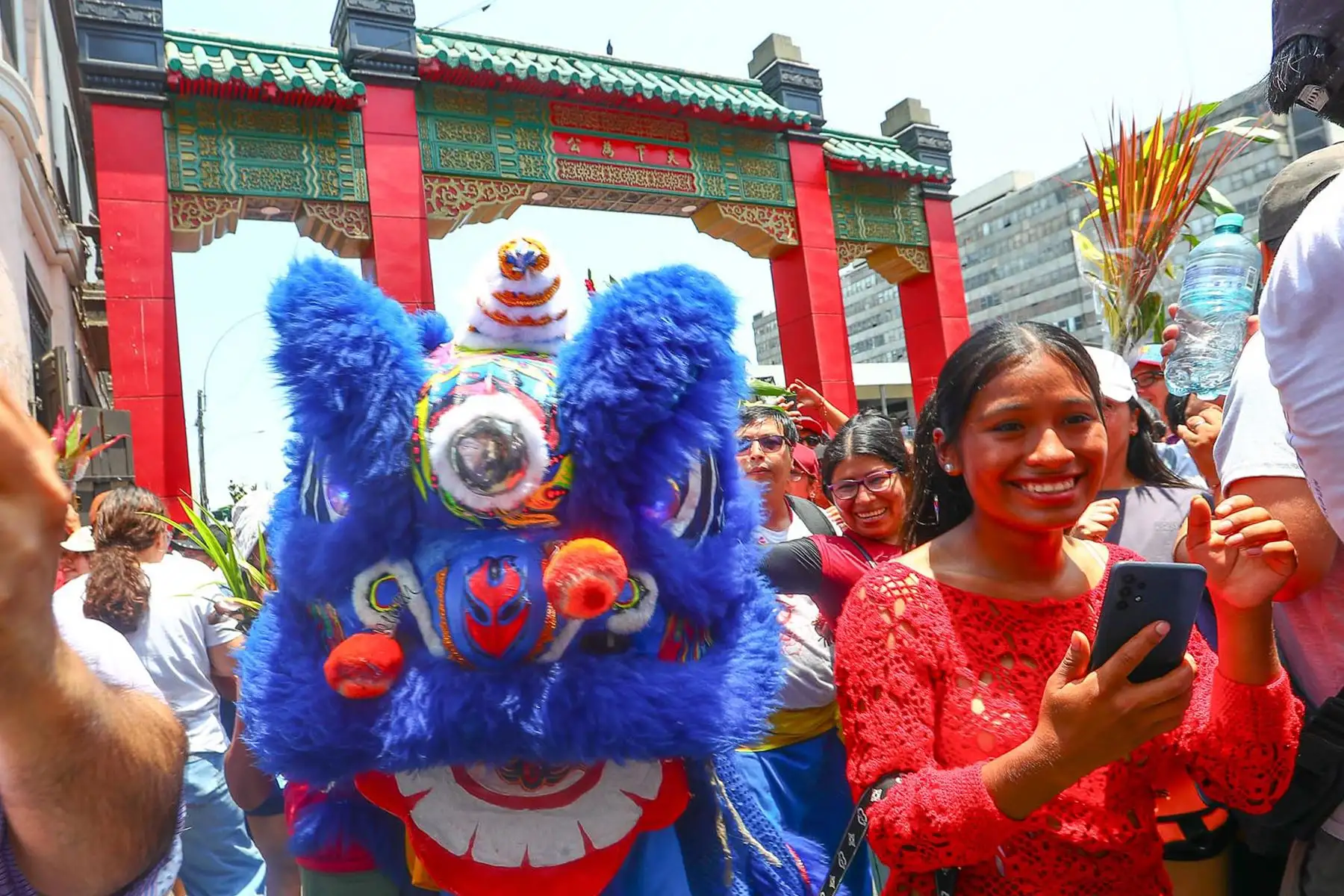 Niños tocan la cabeza del dragón como símbolo de buena suerte y prosperidad durante el inicio del Año Nuevo Lunar. Foto: ANDINA/ Verónica Calderón Zuñiga