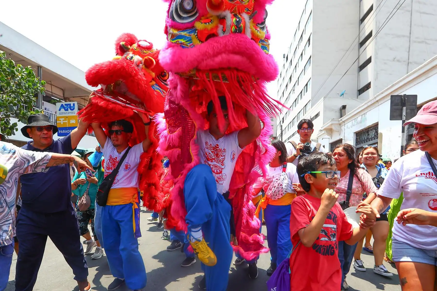 Niños tocan la cabeza del dragón como símbolo de buena suerte y prosperidad durante el inicio del Año Nuevo Lunar. Foto: ANDINA/ Verónica Calderón Zuñiga