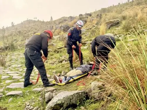Brigadistas de la Policía Nacional del Perú (PNP) rescataron a dos turistas que se extraviaron en una zona de alta montaña, en las inmediaciones de la laguna Radián, en la provincia de Huaraz, en la región Áncash. ANDINA/Difusión