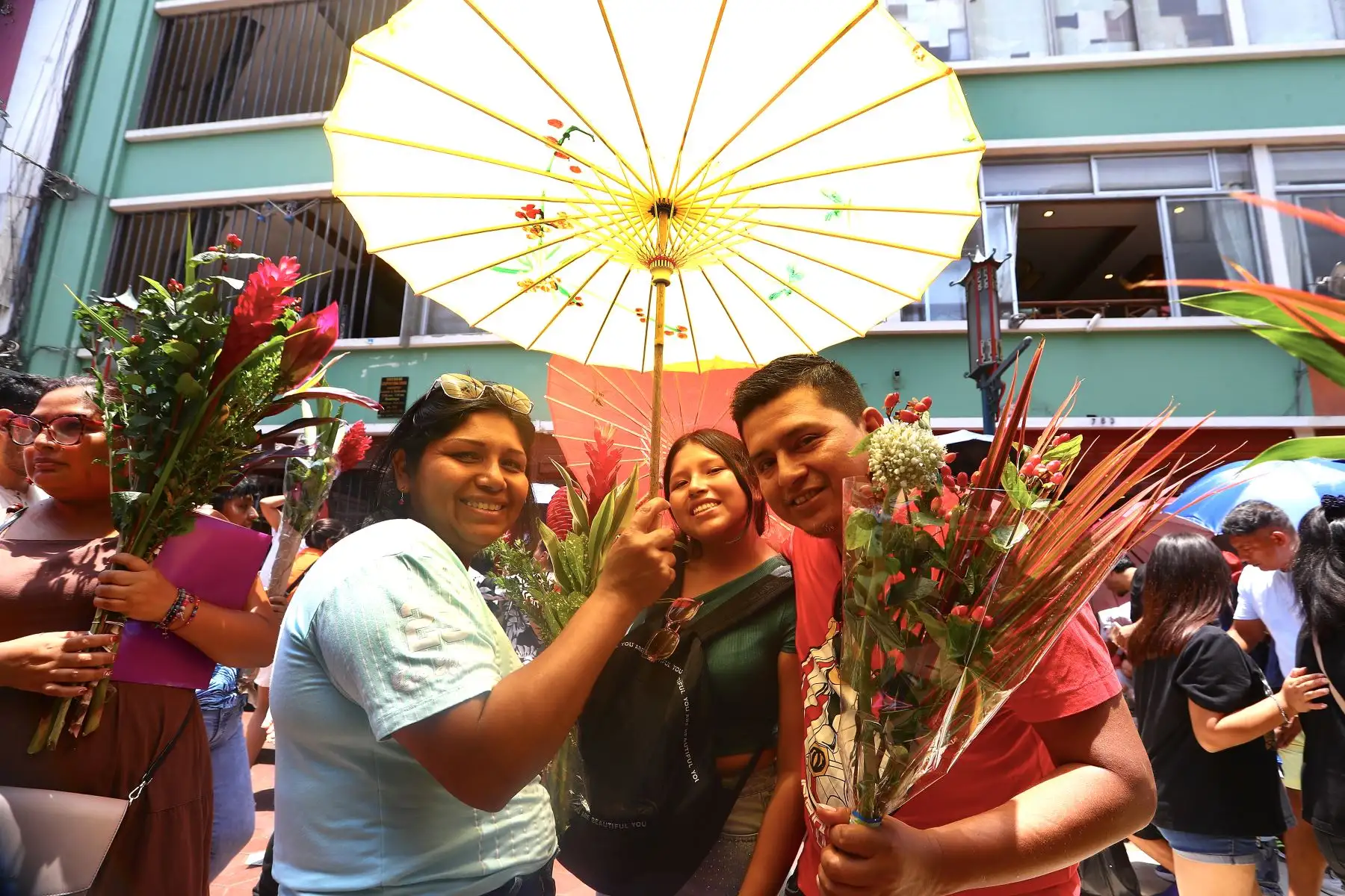 Miles de personas se acercan a los puestos para adquirir amuletos, tradicionales objetos que representan protección y abundancia
17/02/2026
Foto: ANDINA/Verónica Calderón Zúñiga