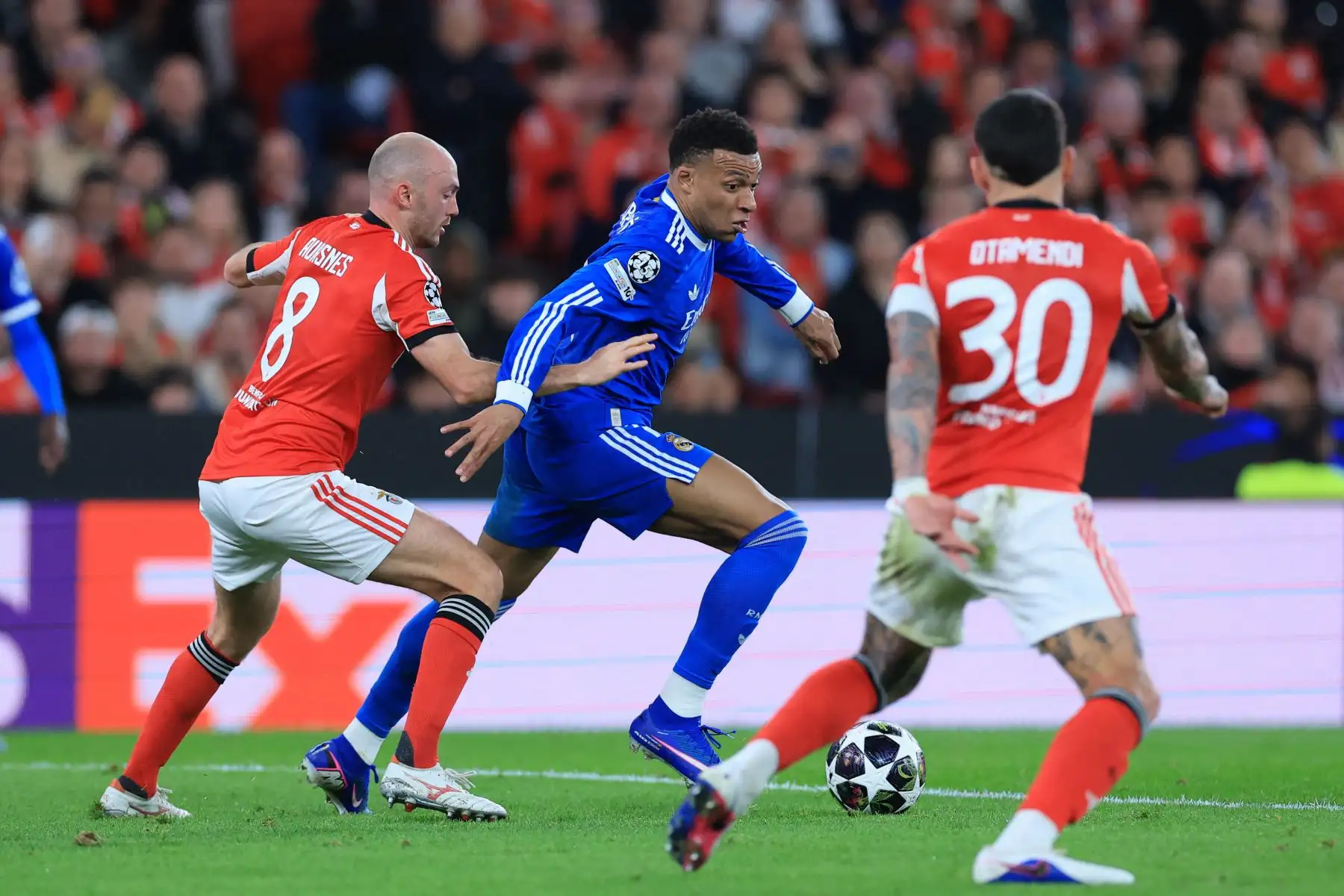 El delantero francés del Real Madrid, Kylian Mbappé, lucha por el balón con el centrocampista noruego  del SL Benfica, Fredrik Aursnes, y el defensa argentino #30 del SL Benfica, Nicolas Otamendi, durante el partido de ida de los playoffs de la ronda eliminatoria de la UEFA Champions League entre el SL Benfica y el Real Madrid CF en el Estadio da Luz en Lisboa.
Foto: AFP