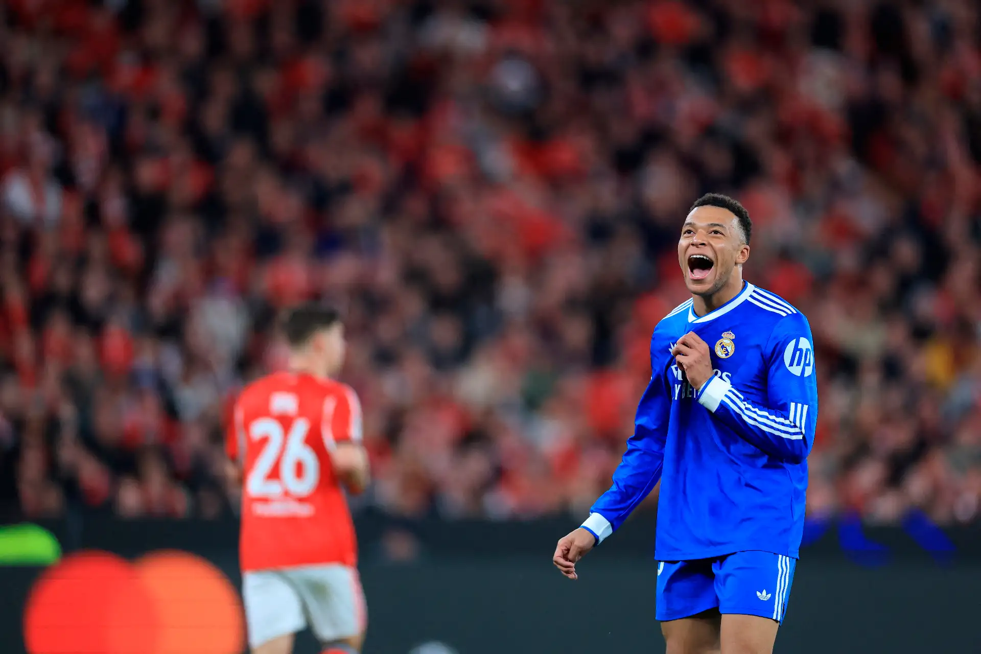 El delantero francés del Real Madrid, Kylian Mbappé, reacciona tras fallar una oportunidad de gol durante el partido de ida de los playoffs de la ronda eliminatoria de la UEFA Champions League entre el SL Benfica y el Real Madrid CF en el Estadio da Luz en Lisboa.
Foto: AFP