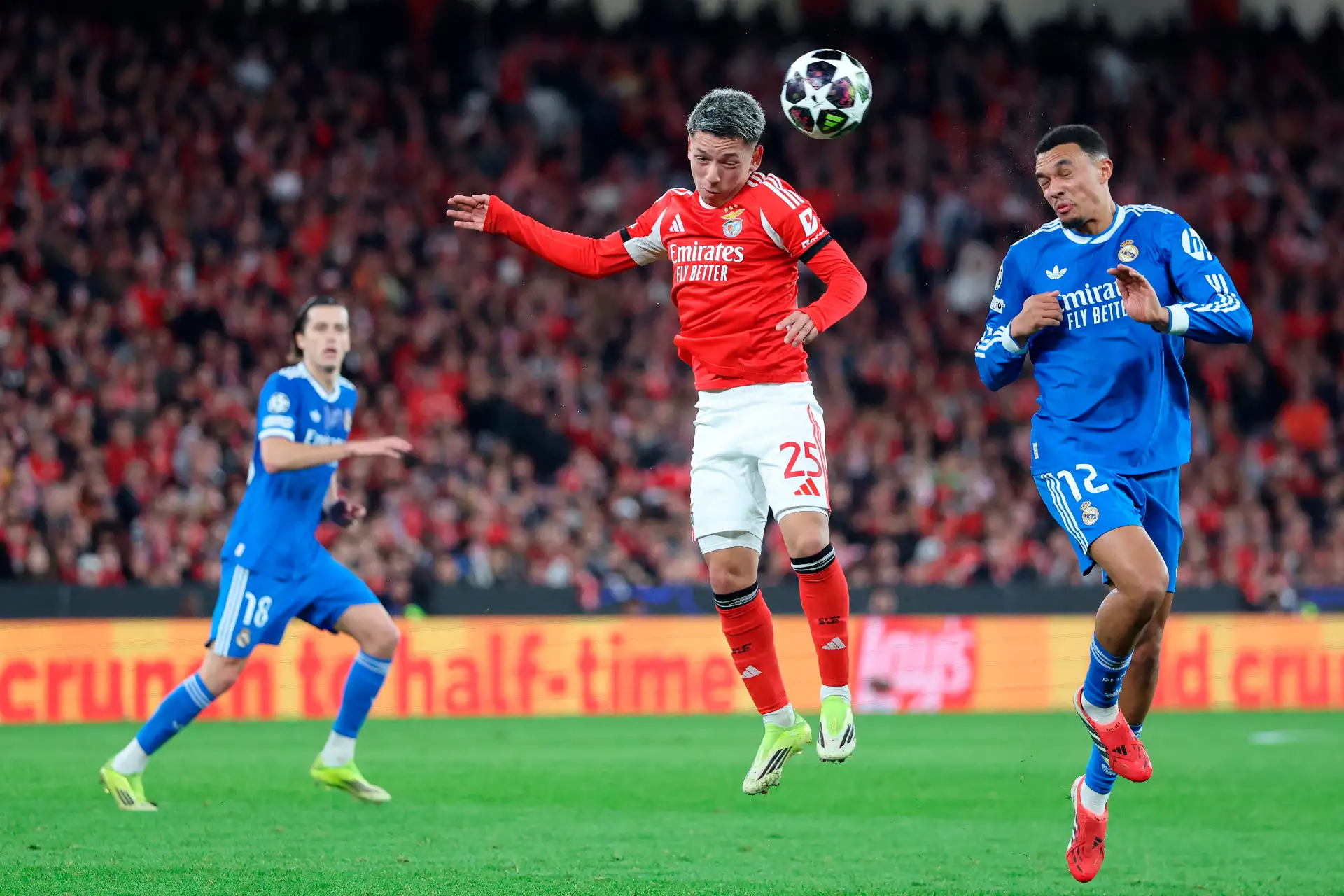 El delantero argentino  del SL Benfica, Gianluca Prestianni, salta por el balón junto al defensa inglés  del Real Madrid, Trent Alexander-Arnold, durante el partido de ida de los playoffs de la ronda eliminatoria de la UEFA Champions League entre el SL Benfica y el Real Madrid CF en el Estadio da Luz en Lisboa.
Foto: AFP