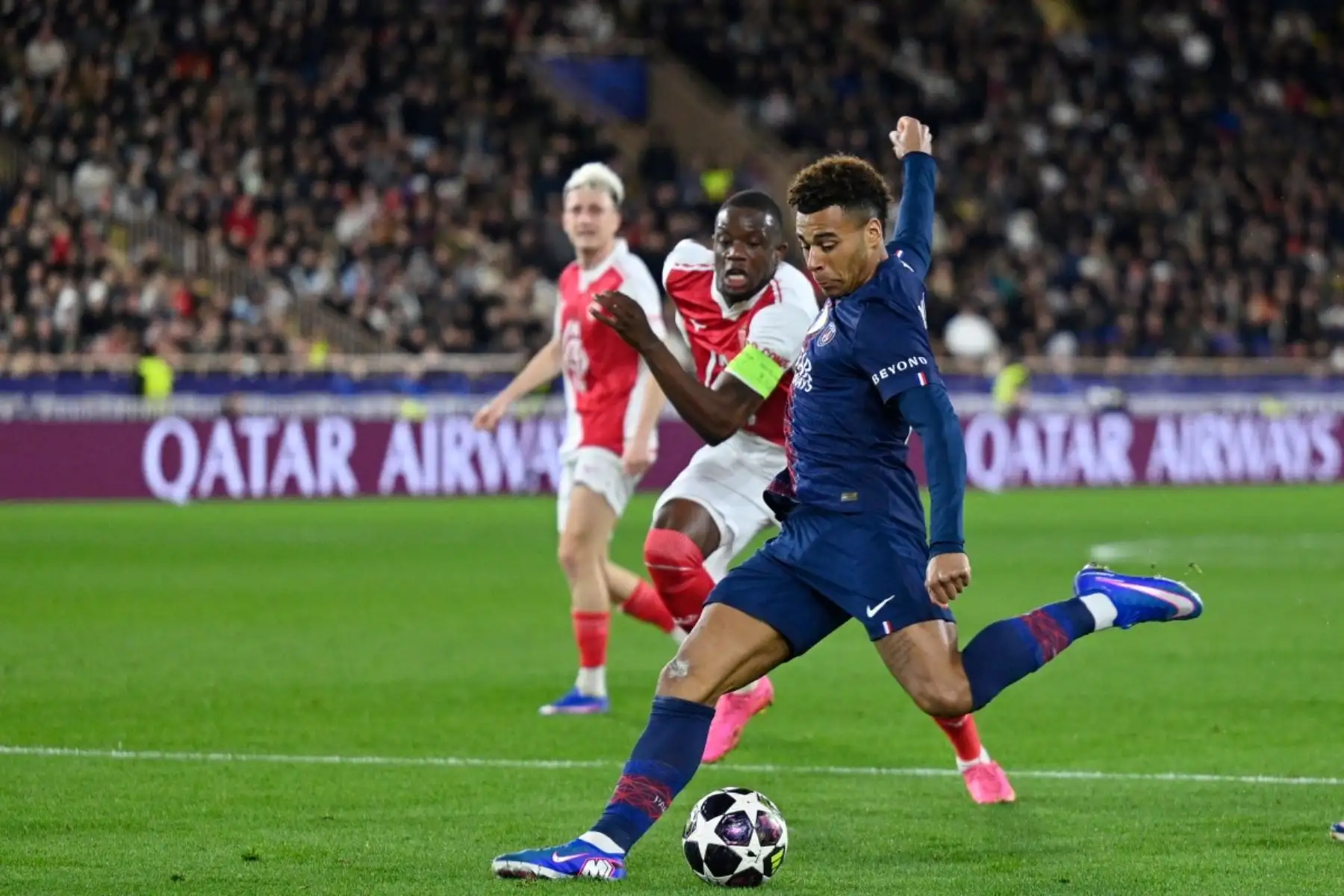 El centrocampista francés  del Paris Saint-Germain, Desire Doue, y el centrocampista suizo  del Mónaco, Denis Zakaria, luchan por el balón durante el partido de ida de los playoffs de la ronda eliminatoria de la UEFA Champions League entre el AS Monaco y el Paris Saint-Germain. Foto: AFP