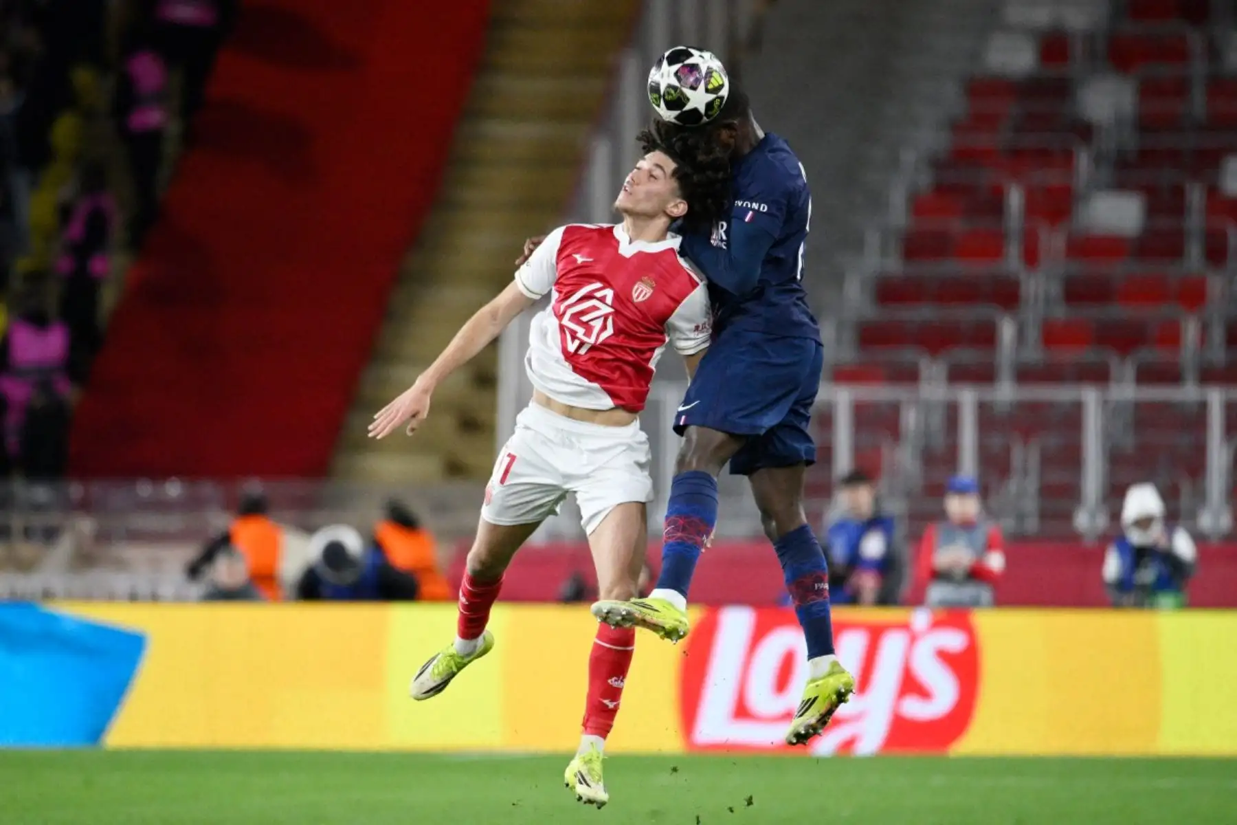 El centrocampista francés  del Mónaco Maghnes Akliouche  y el defensa portugués del Paris Saint-Germain Nuno Mendes saltan por el balón durante el partido de ida de los playoffs de la ronda eliminatoria de la UEFA Champions League entre el AS Monaco y el Paris Saint-Germain. AFP