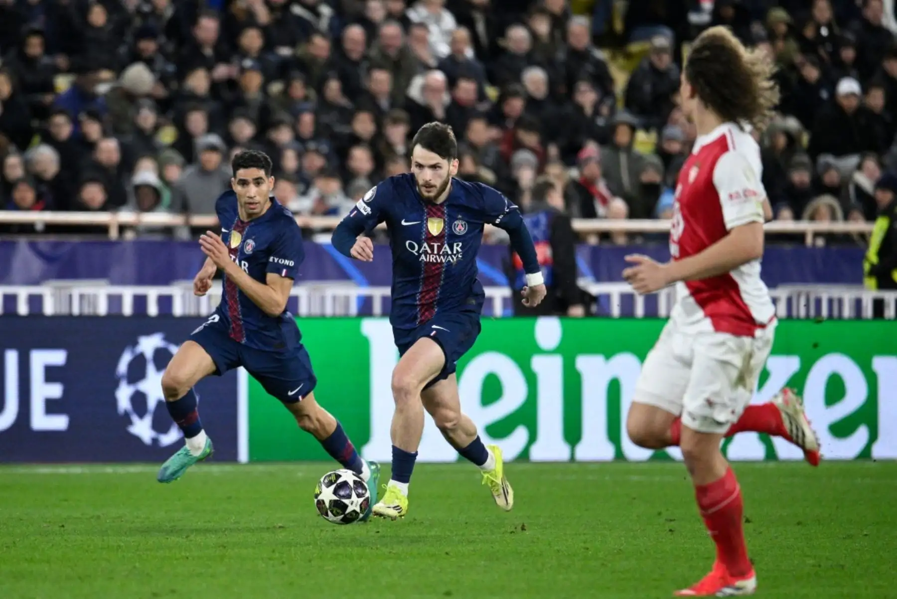 El delantero georgiano del Paris Saint-Germain, Khvicha Kvaratskhelia, corre con el balón durante el partido de ida de los playoffs de la ronda eliminatoria de la UEFA Champions League entre el AS Monaco y el Paris Saint-Germain. AFP