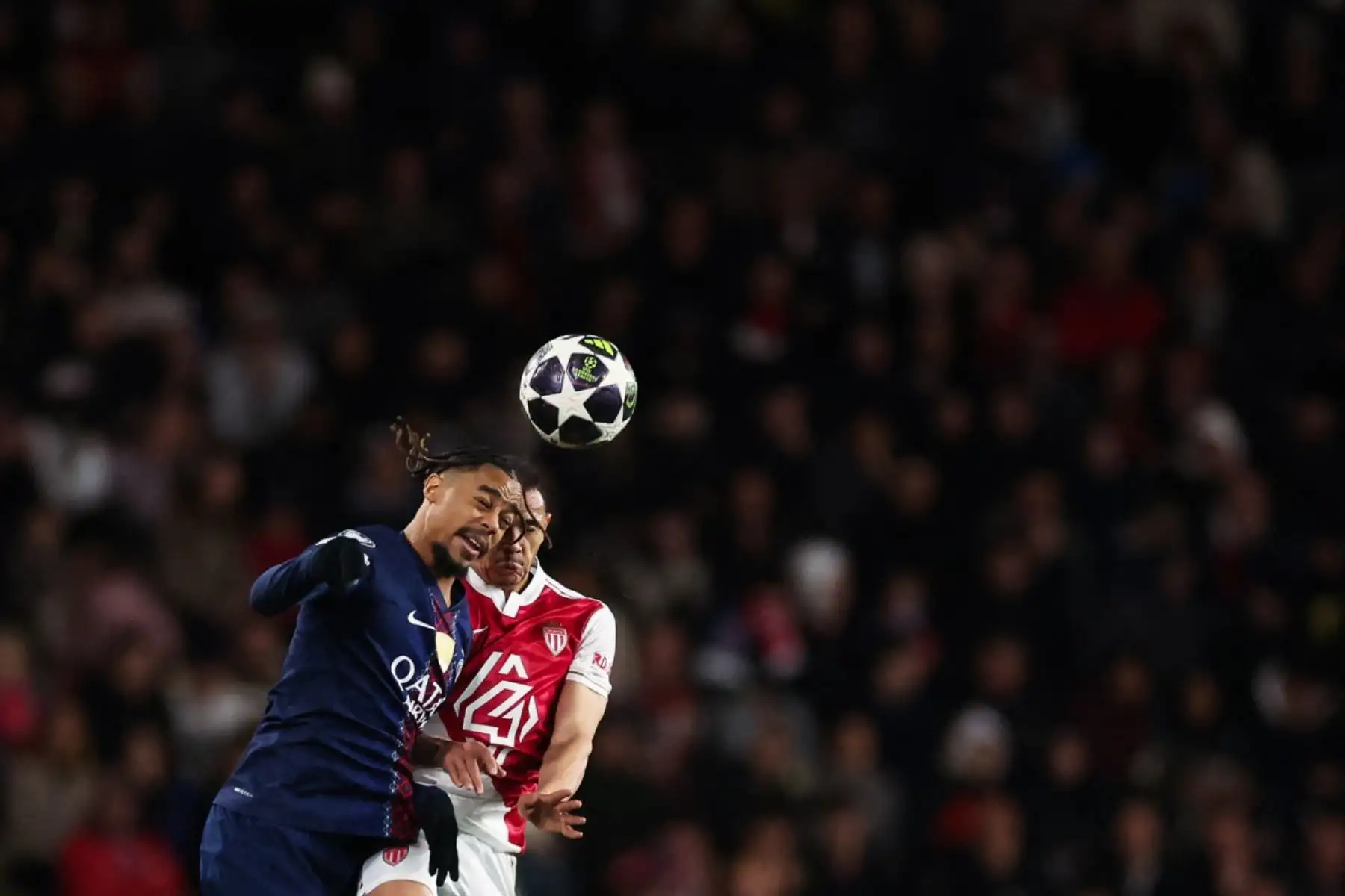 El delantero francés  del Paris Saint-Germain, Bradley Barcola  salta por el balón con el defensor brasileño  del Mónaco, Vanderson, durante el partido de ida de los playoffs de la ronda eliminatoria de la UEFA Champions League entre el AS Monaco y el Paris Saint-Germain. AFP