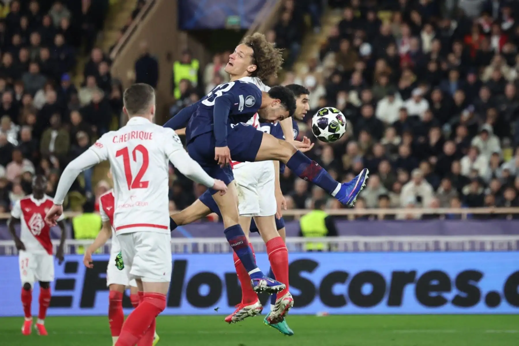 El centrocampista francés  del Paris Saint-Germain, Warren Zaire-Emery  lucha por el balón con el defensor belga  del Mónaco, Wout Faes , durante el partido de ida de los playoffs de la ronda eliminatoria de la UEFA Champions League entre el AS Monaco y el Paris Saint-Germain. AFP