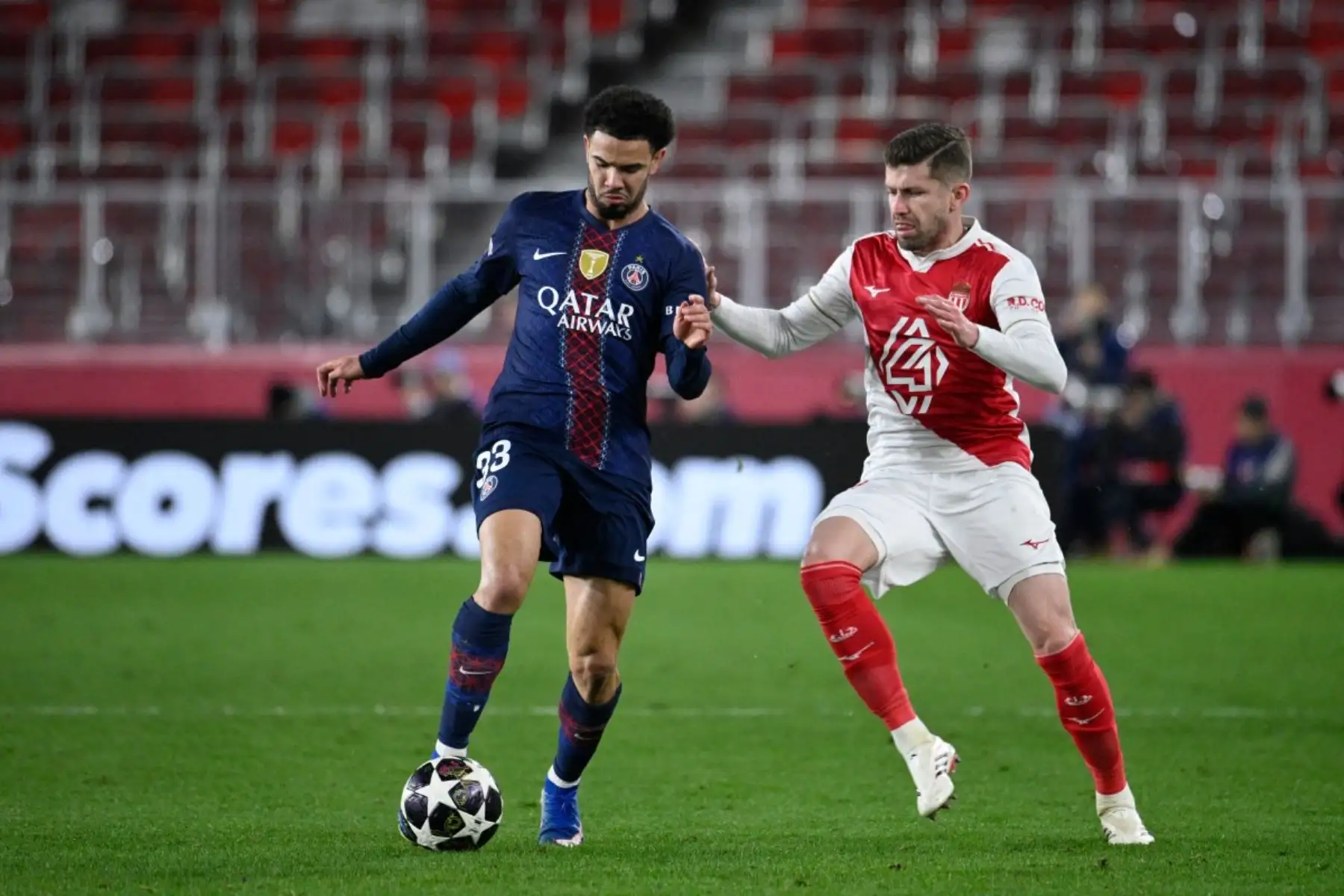 El centrocampista francés  del Paris Saint-Germain, Warren Zaire-Emery, y el centrocampista brasileño  del Mónaco, Caio Henrique, luchan por el balón durante el partido de ida de los playoffs de la ronda eliminatoria de la UEFA Champions League entre el AS Monaco y el Paris Saint-Germain. AFP