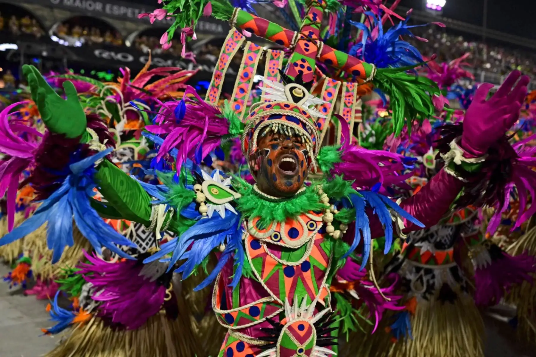 Los juerguistas de la escuela de samba Mangueira actúan durante la noche inaugural del Carnaval de Río en el Sambódromo Marques de Sapucai en Río de Janeiro, Brasil. Foto: AFP