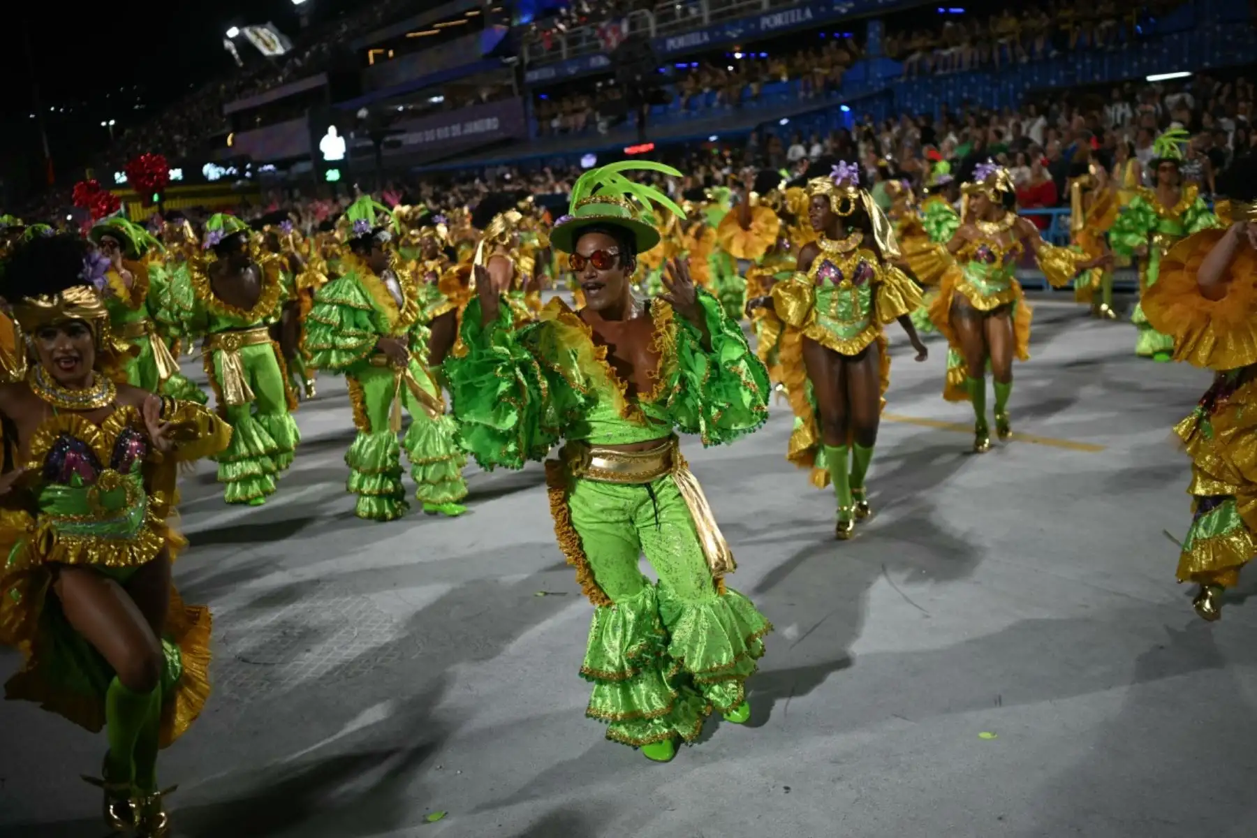 Juerguistas de la escuela de samba Mocidade Independente de Padre Miguel actúan durante la segunda noche del Carnaval de Río en el Sambódromo Marqués de Sapucai en Río de Janeiro, Brasil. AFP