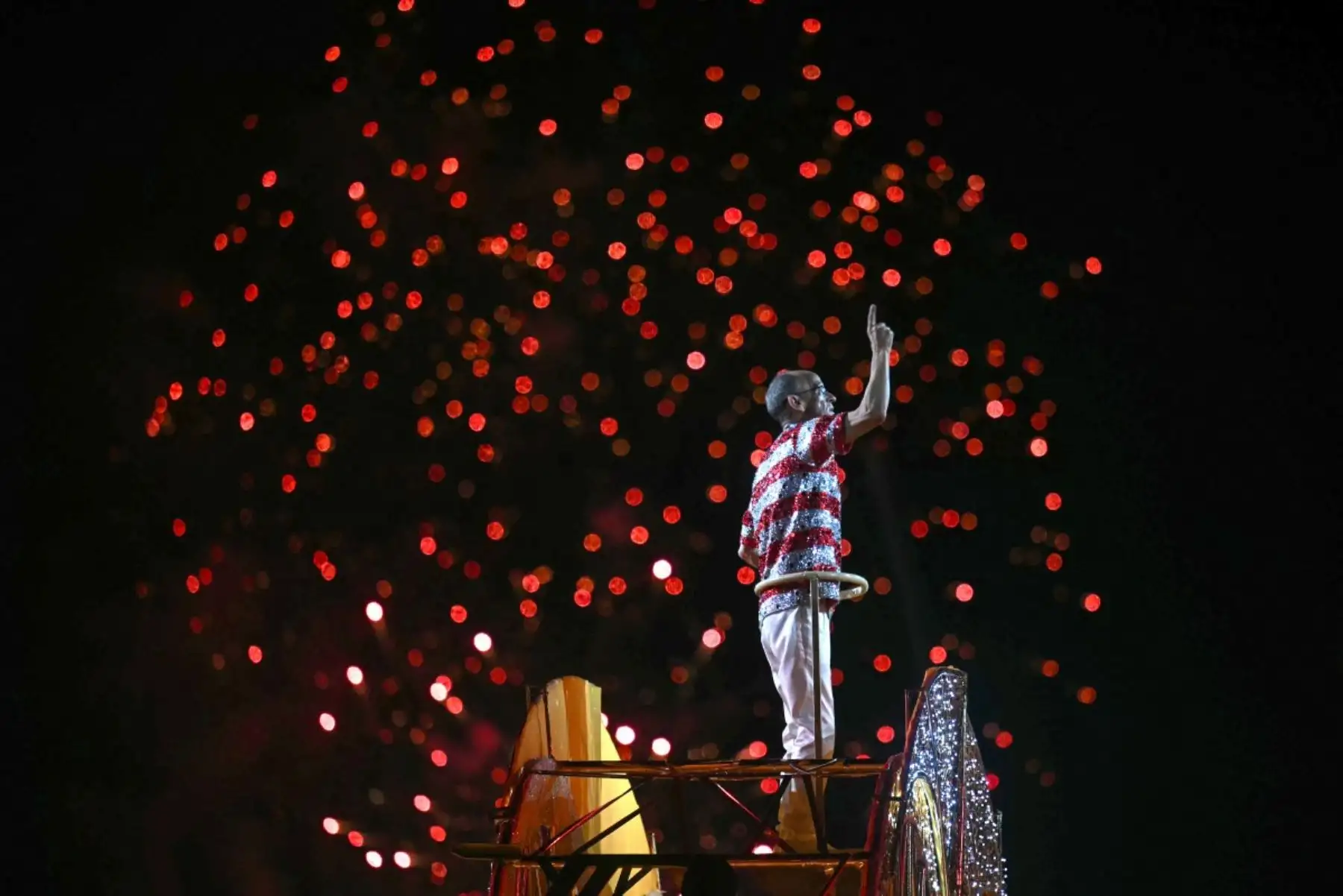 El maestro de tambores brasileño Mestre Cica hace un gesto durante el desfile de la escuela de samba Unidos do Viradouro en su honor en la segunda noche del Carnaval de Río en el Sambódromo Marques de Sapucai en Río de Janeiro, Brasil. AFP