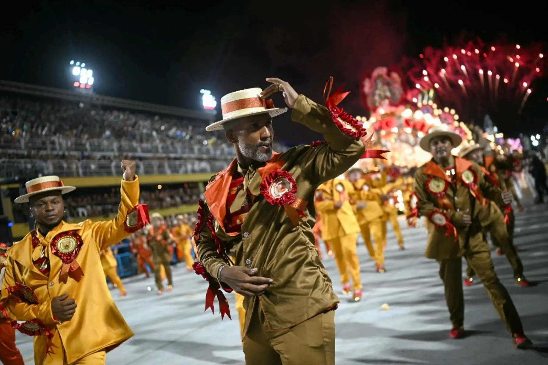 Los participantes de la escuela de samba Unidos do Viradouro se presentan durante la segunda noche del Carnaval de Río en el Sambódromo Marques de Sapucai en Río de Janeiro, Brasil. AFP