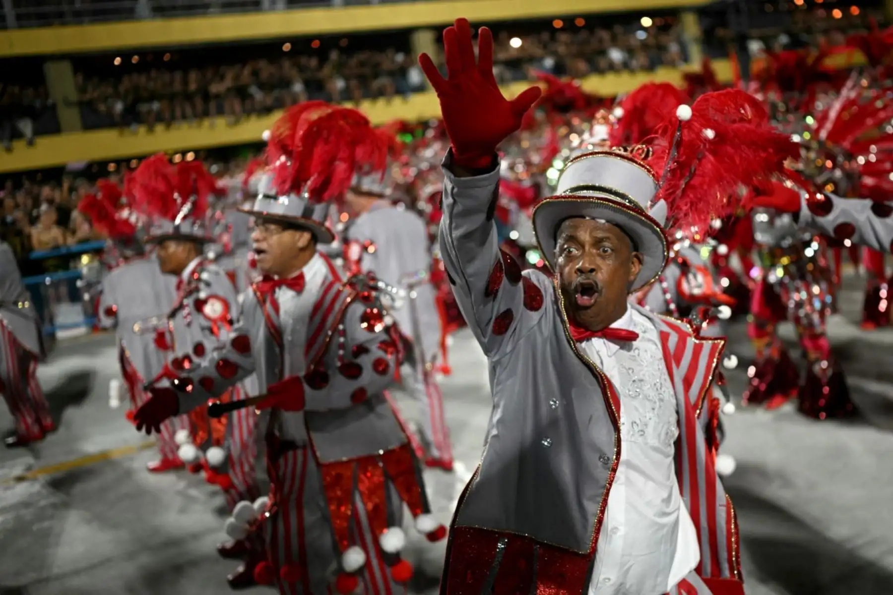 Los participantes de la escuela de samba Unidos do Viradouro se presentan durante la segunda noche del Carnaval de Río en el Sambódromo Marques de Sapucai en Río de Janeiro, Brasil. AFP