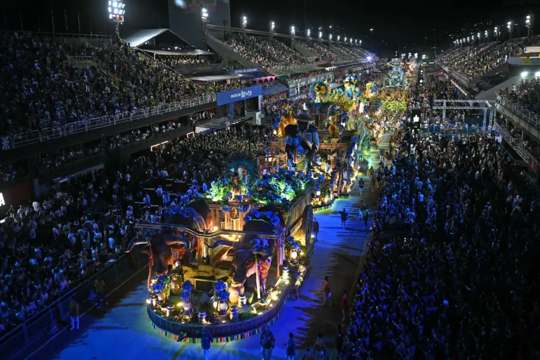 La escuela de samba Unidos da Tijuca desfila durante la segunda noche del Carnaval de Río en el Sambódromo Marqués de Sapucai en Río de Janeiro, Brasil. AFP