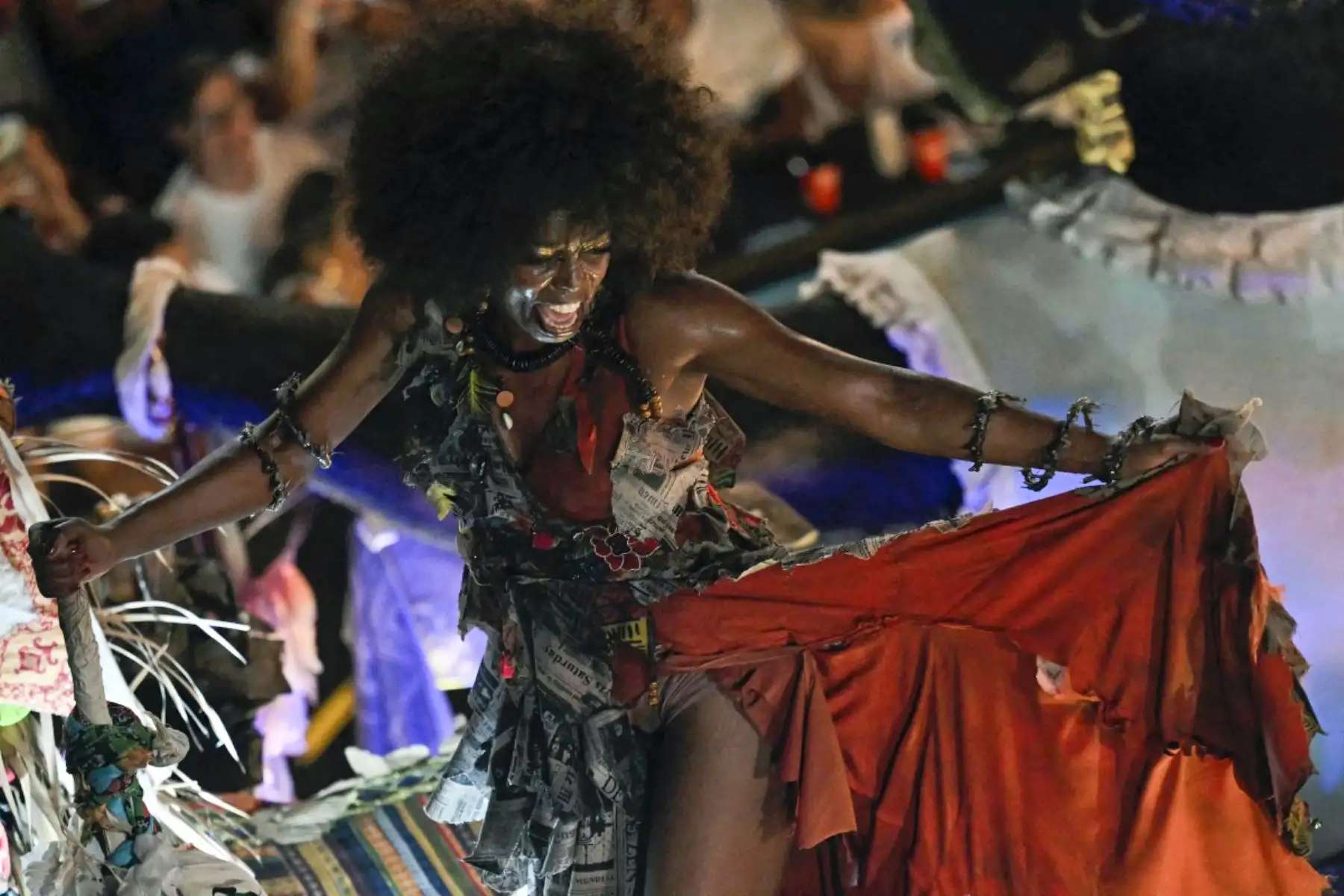 Un participante de la escuela de samba Unidos da Tijuca se presenta durante la segunda noche del Carnaval de Río en el Sambódromo Marques de Sapucai en Río de Janeiro, Brasil. AFP