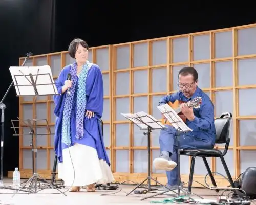 Intérprete Mio Matsuda graba junto al maestro Coco Linares.