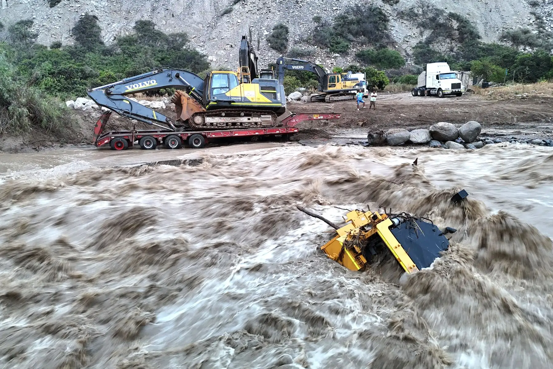 La crecida del caudal del río Palpa en la provincia del mismo nombre, en la región Ica, afectó la carretera que comunica esta zona con el sur Ayacucho y arrastró una maquinaria pesada y dejó incomunicados a los pobladores de las provincias de Lucanas y Huanca Sancos, en Ayacucho.
rFoto:cortesía Genry Bautista