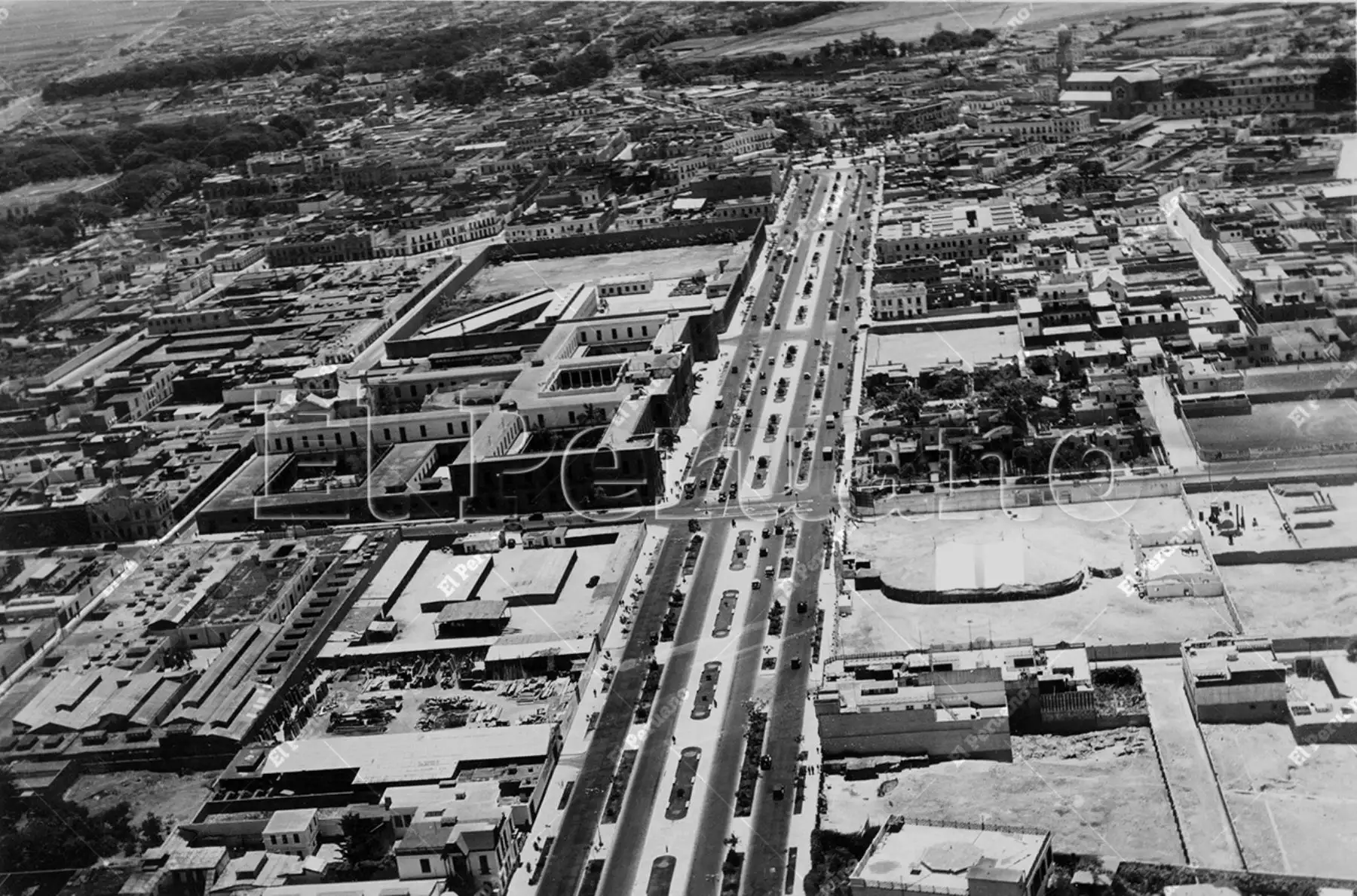 Lima - 1935 / Panorámica aérea de la avenida Alfonso Ugarte con dirección la Plaza Bolognesi. Foto: Archivo Histórico de El Peruano