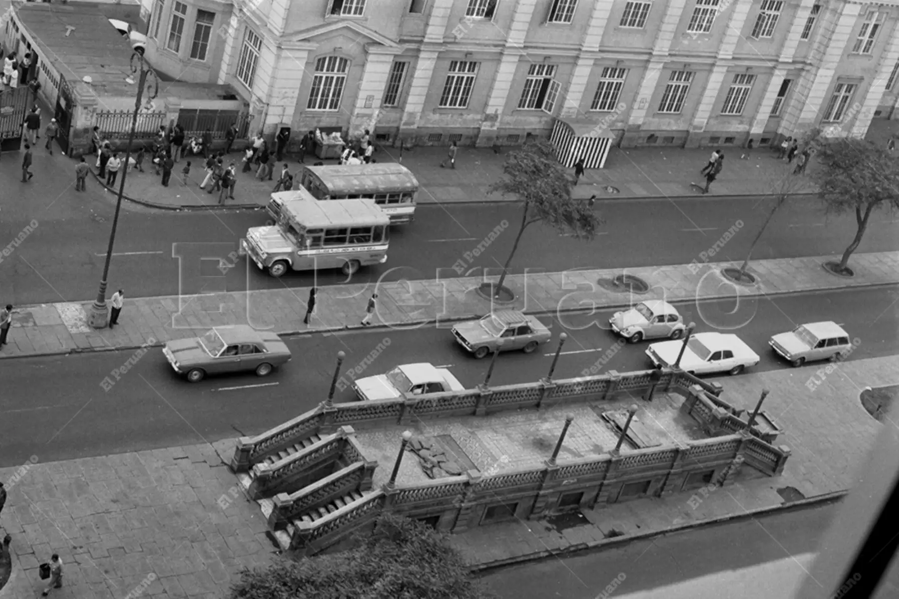 Lima - 31 mayo 1979 / La avenida Alfonso Ugarte, antes de convertirse en corredor vial, a la altura del Hospital Loayza. Foto: Archivo Histórico de El Peruano / Virgilio Molero