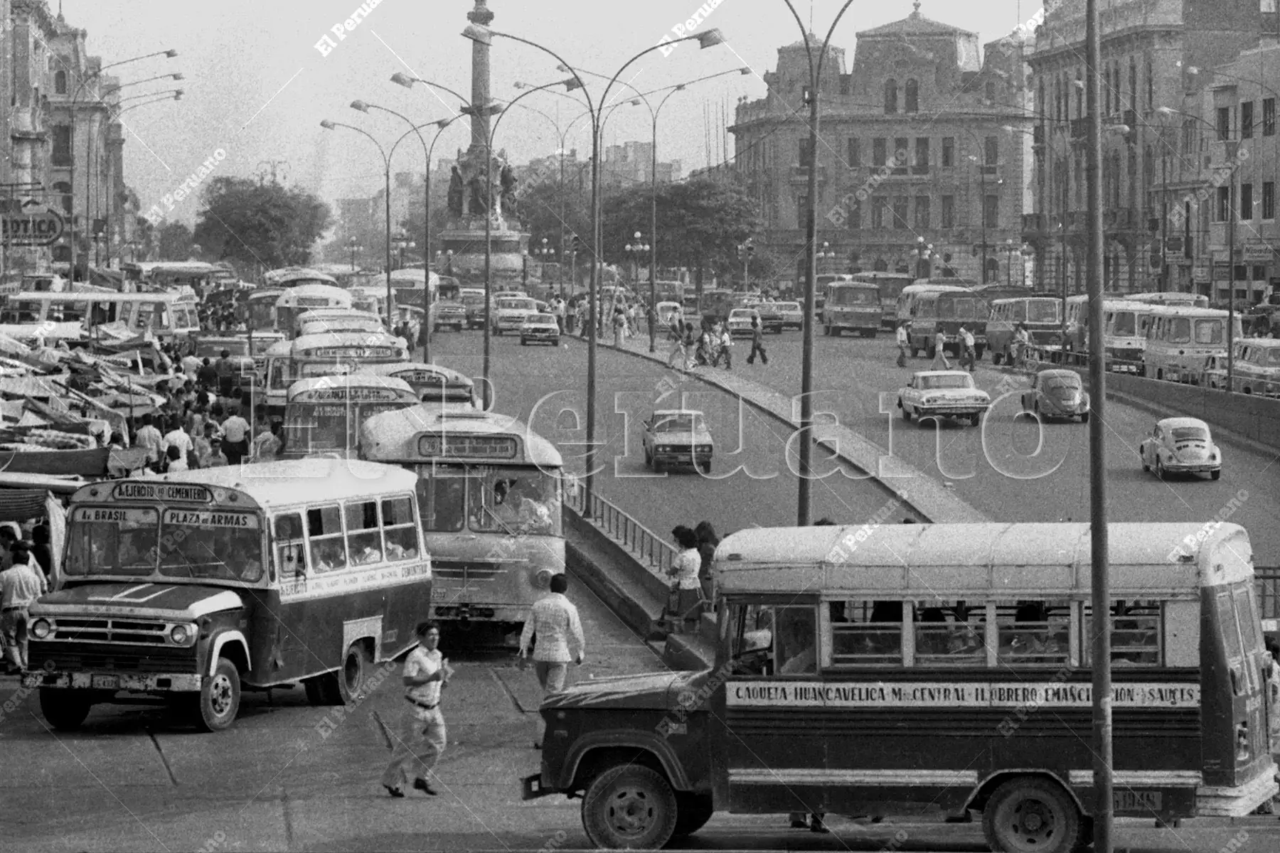 Lima - 15 febrero 1977 / Transporte público en la avenida Alfonso Ugarte y alrededores de la Plaza Dos de Mayo. Foto: Archivo Histórico de El Peruano