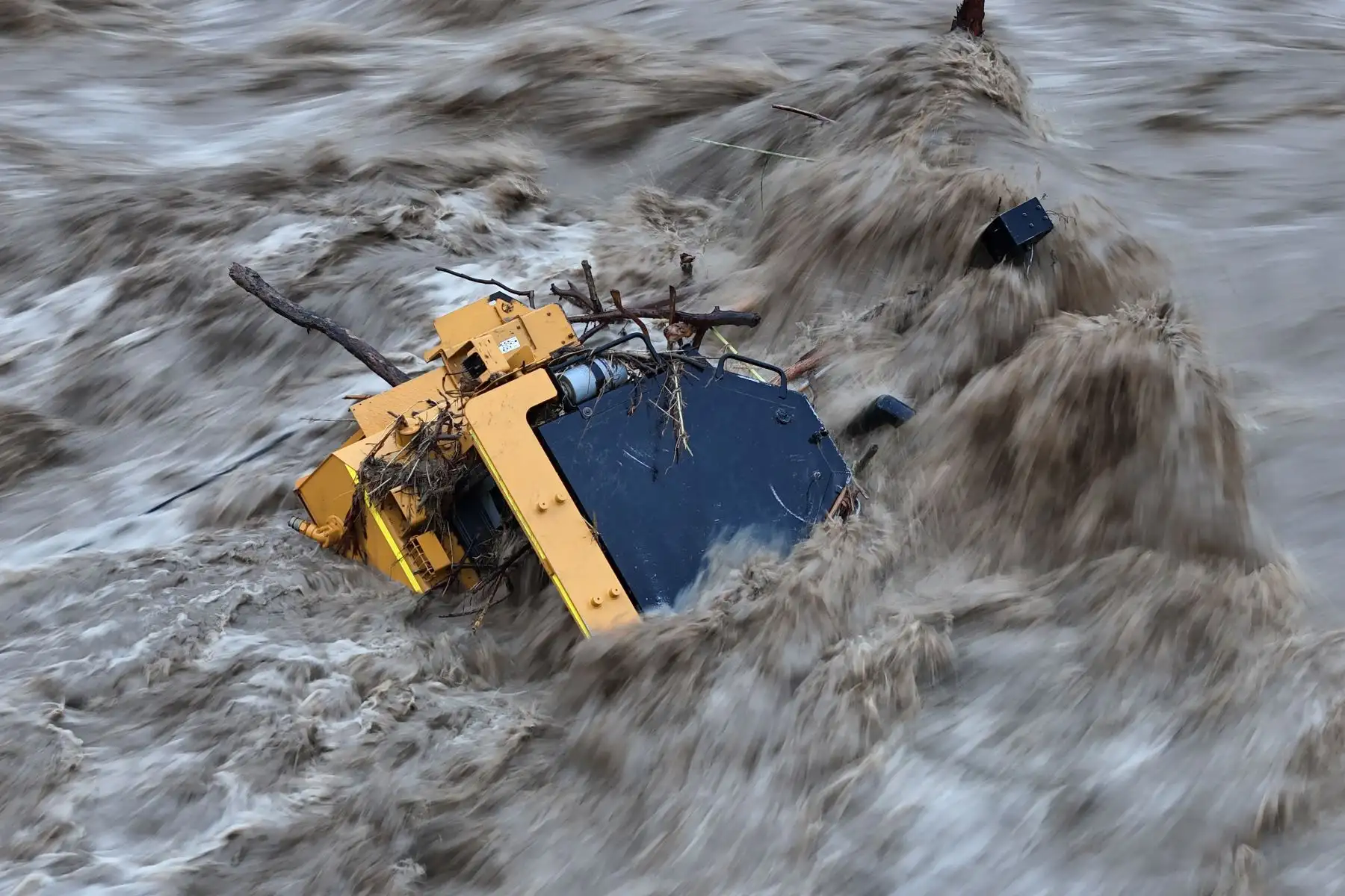 La madrugada del martes 17, la fuerza del agua arrastró una maquinaria pesada en el km 12 de esta carretera departamental en el sector de Cieneguilla. Varias maquinarias pesadas arribaron a la zona en la noche del lunes 16 al sector de Cieneguilla para realizar los trabajos de reforzarmiento en ambas márgenes del río Palpa.
Foto:cortesía Genry Bautista